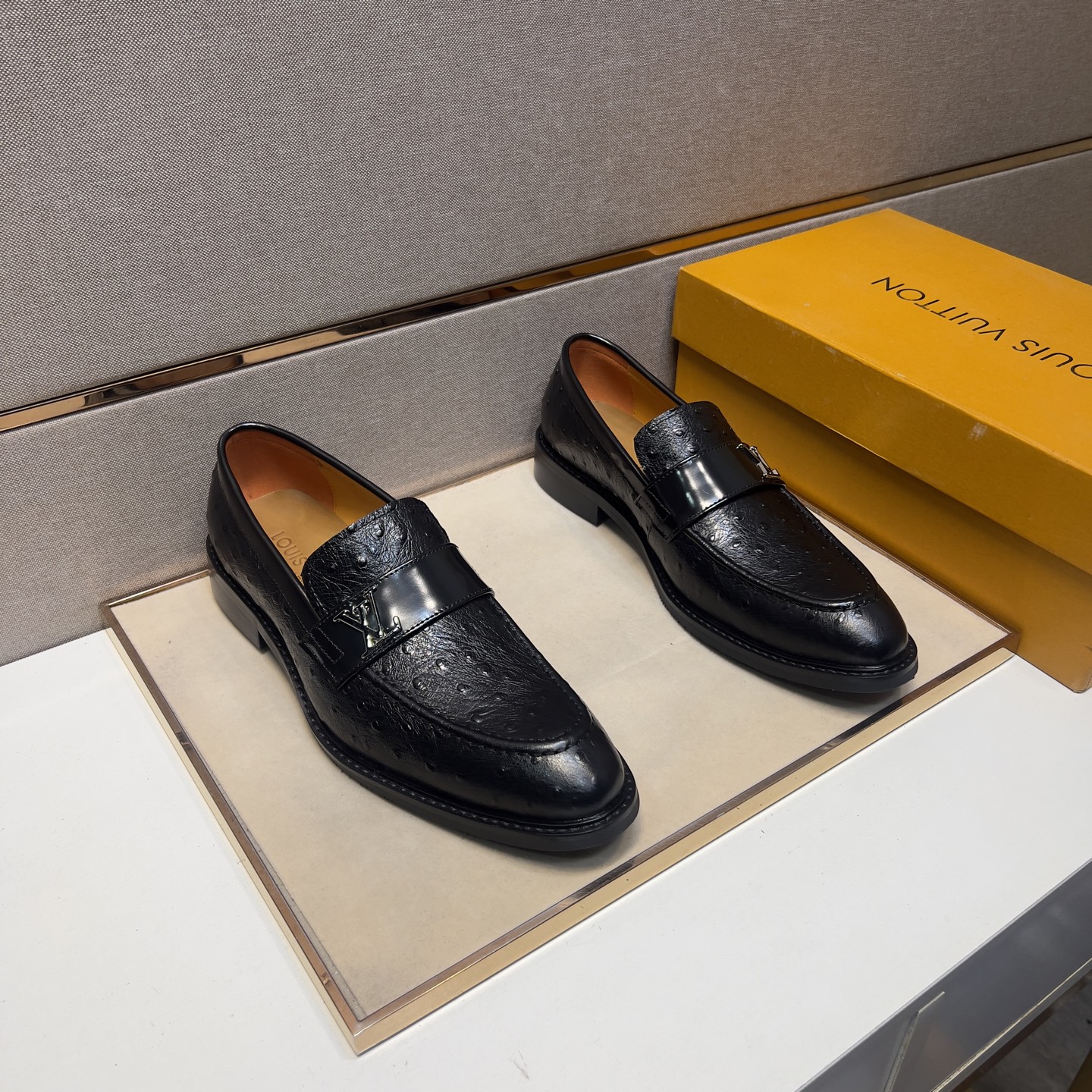 NO:276734,[LV~] Men's casual leather shoes are available simultaneously in 2025z cabinet. Size: 39-44# 2 color uppers are made of cowhide spliced ​​cowhide inner lining, comfortable and breathable, original sole comfortable and wear-resistant sole, real shots are even more beautiful, louis vuitton, cowhide19860909【LV～】男士休闲正装皮鞋 2025z柜同步发售 码数:39-44# 2个颜色鞋面选用牛皮拼接牛皮内里,舒适透气,鞋底原版舒适耐磨大底,实物拍摄实物更赞,,louis vuitton,cowhide,Men's shoes