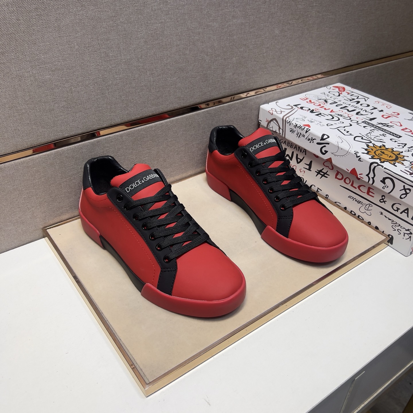 NO:277027,[Dg~] Couple casual shoes are available at the same time in 2025z cabinet. Size: 35-44# 1 color upper is made of multi-material spliced ​​leather inner lining, comfortable and breathable, original sole is comfortable and wear-resistant, real-life shooting is even better, Dolce & Gabbana19860909【Dg～】情侣装休闲鞋 2025z柜同步发售 码数:35-44# 1个颜色鞋面选用多材质拼接真皮内里,舒适透气,鞋底原版舒适耐磨大底,实物拍摄实物更赞,,Dolce&Gabbana,Men's shoes