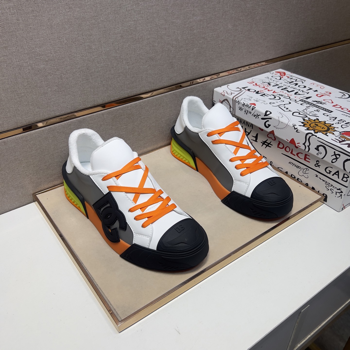 NO:277031,[Dg~] Couple casual shoes are available at the same time in 2025z cabinet. Size: 35-44# The uppers in 2 colors are made of multi-material spliced ​​leather inner lining, comfortable and breathable, the original sole is comfortable and wear-resistant, and the real shot is even better. Dolce&Gabbana19860909【Dg～】情侣装休闲鞋 2025z柜同步发售 码数:35-44# 2个颜色鞋面选用多材质拼接真皮内里,舒适透气,鞋底原版舒适耐磨大底,实物拍摄实物更赞,,Dolce&Gabbana,Men's shoes