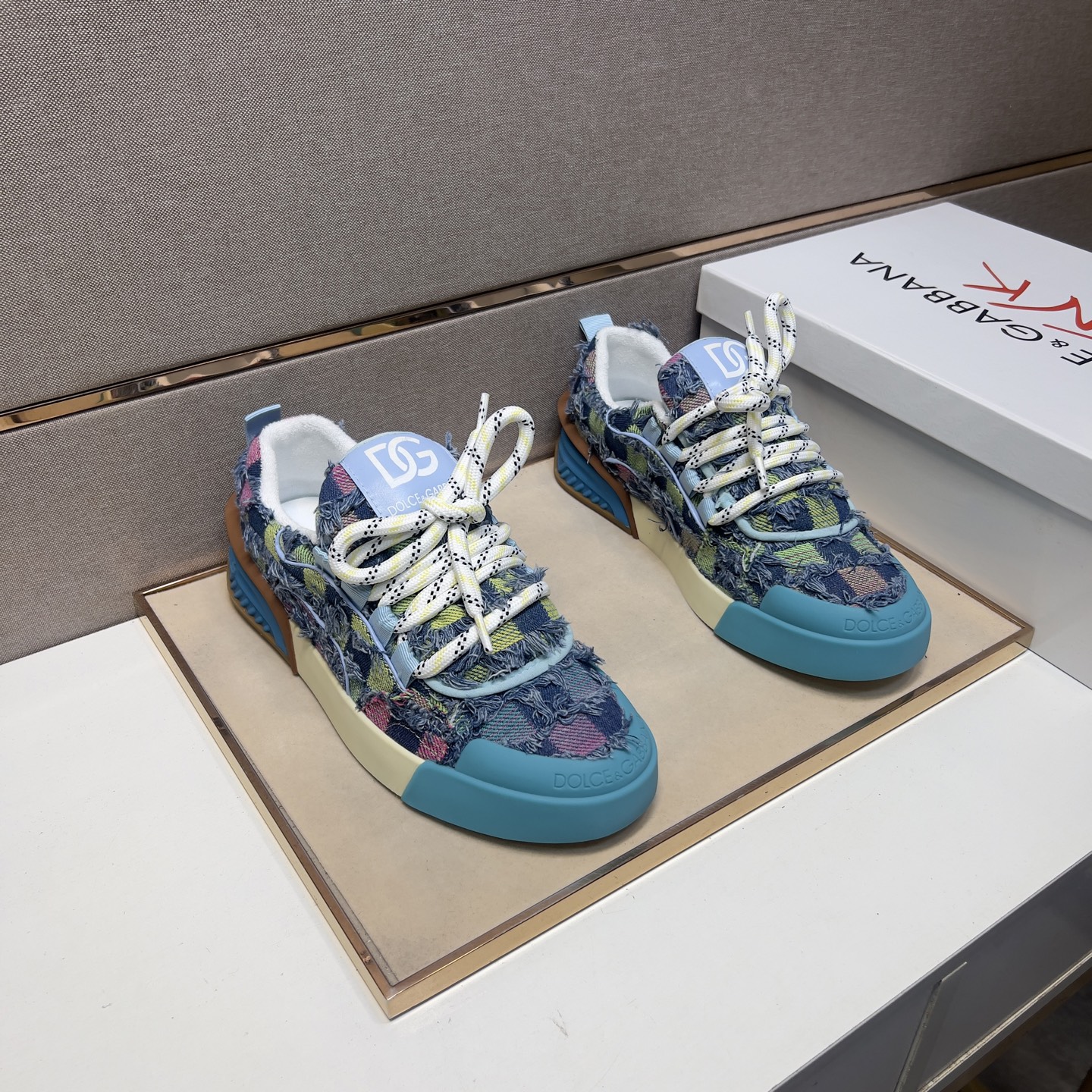 NO:277039,[Dg~] Couple casual shoes are available at the same time in 2025z cabinet. Size: 35-44# 1 color upper is made of multi-material spliced ​​mesh inner lining, comfortable and breathable, original sole is comfortable and wear-resistant, real-life shooting is even better, Dolce & Gabbana19860909【Dg～】情侣装休闲鞋 2025z柜同步发售 码数:35-44# 1个颜色鞋面选用多材质拼接网布内里,舒适透气,鞋底原版舒适耐磨大底,实物拍摄实物更赞,,Dolce&Gabbana,Men's shoes