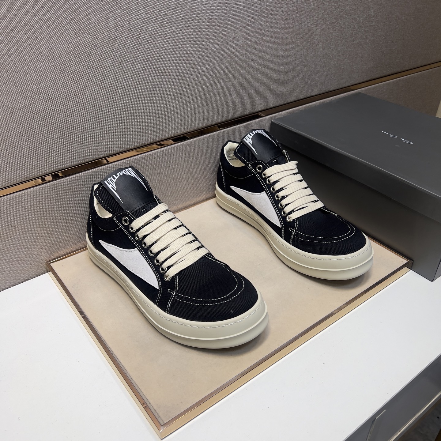 NO:277048,[Europe ~] Couple casual shoes are available simultaneously in 2025z cabinet. Size: 35-47# 1 color upper is made of multi-material splicing mesh inner lining, comfortable and breathable, the original sole is comfortable and wear-resistant, and the real shot is even better.19860909【欧～】情侣装休闲鞋 2025z柜同步发售 码数:35-47# 1个颜色鞋面选用多材质拼接网布内里,舒适透气,鞋底原版舒适耐磨大底,实物拍摄实物更赞,,Men's shoes