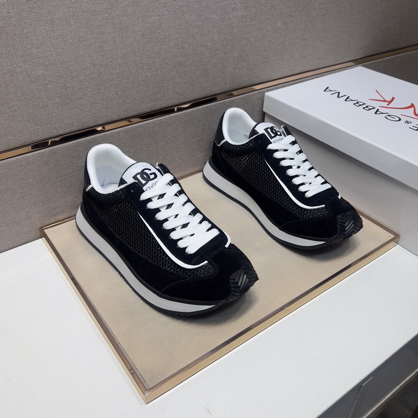 NO:277052,[DG~] Couple casual shoes are available at the same time in 2025z cabinet. Size: 36-44# 2 color uppers are made of multi-material spliced ​​mesh fabric inner lining, comfortable and breathable, original sole comfortable and wear-resistant sole, real-life shooting is even better, Dolce & Gabbana19860909【DG～】情侣装休闲鞋 2025z柜同步发售 码数:36-44# 2个颜色鞋面选用多材质拼接网布内里,舒适透气,鞋底原版舒适耐磨大底,实物拍摄实物更赞,,Dolce&Gabbana,Men's shoes