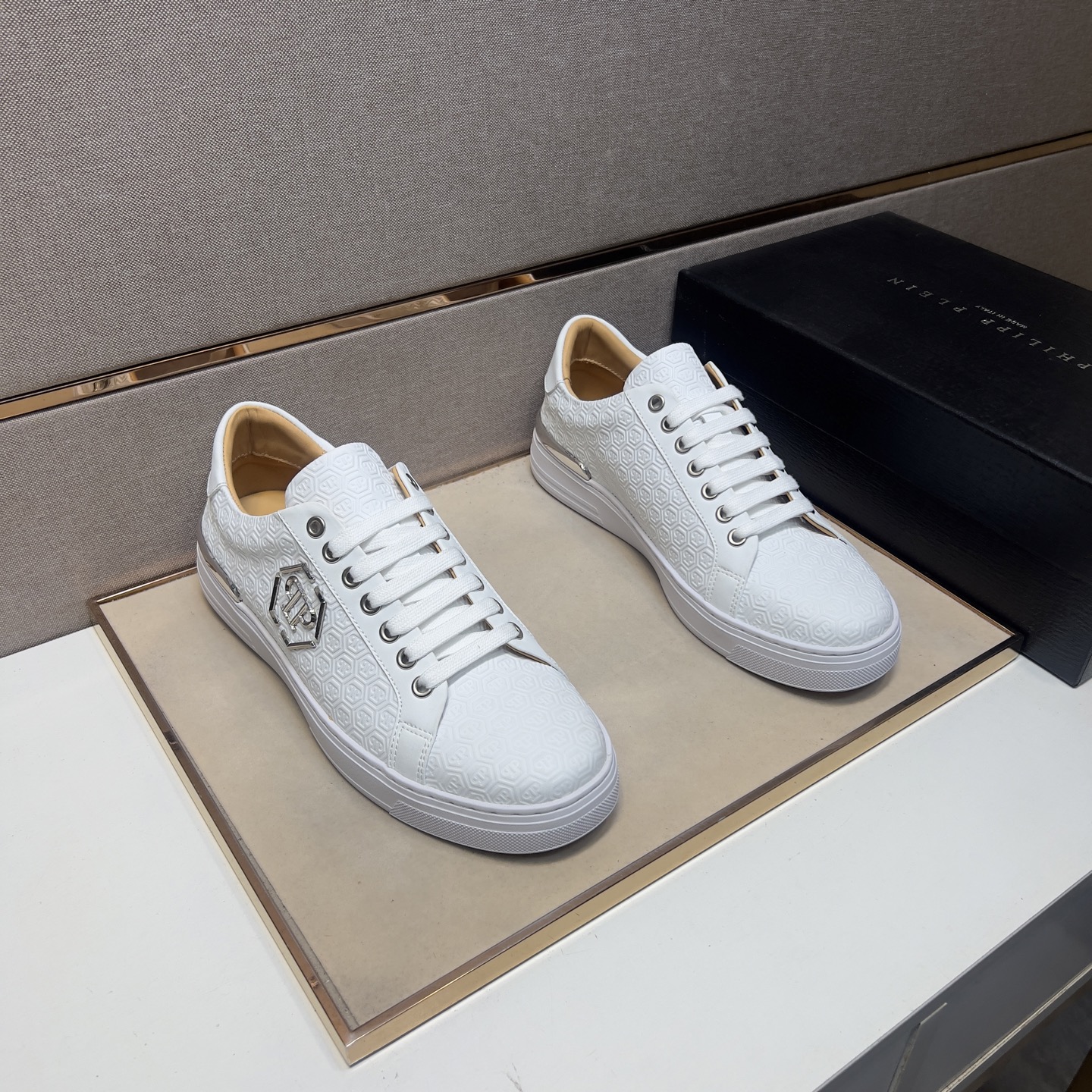 NO:356356,[PP~] Men's casual shoes are available simultaneously in 2025z cabinet. Size: 38-44# 2 colors of uppers are made of cowhide spliced ​​cowhide inner lining, comfortable and breathable, original sole comfortable and wear-resistant sole, real shots are even better, cowhide19860909【PP～】男士休闲鞋 2025z柜同步发售 码数:38-44# 2个颜色鞋面选用牛皮拼接牛皮内里,舒适透气,鞋底原版舒适耐磨大底,实物拍摄实物更赞,,cowhide,Men's shoes