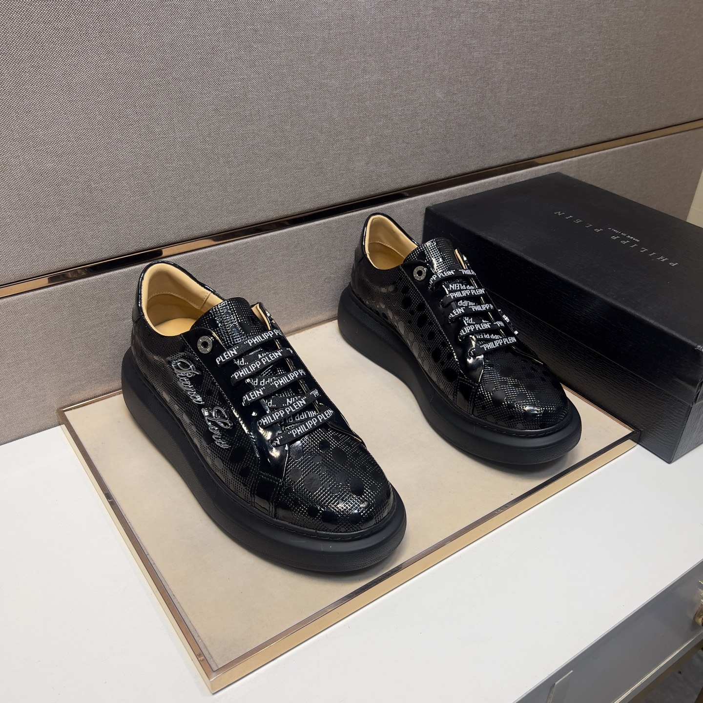 NO:356372,[PP~] Men's casual shoes are available simultaneously in 2025z cabinet. Number of sizes: 38-44# 5 color uppers are made of multi-material spliced ​​cowhide inner lining, comfortable and breathable, original sole is comfortable and wear-resistant, real-life shooting is even better, cowhide19860909【PP～】男士休闲鞋 2025z柜同步发售 码数:38-44# 5个颜色鞋面选用多材质拼接牛皮内里,舒适透气,鞋底原版舒适耐磨大底,实物拍摄实物更赞,,cowhide,Men's shoes