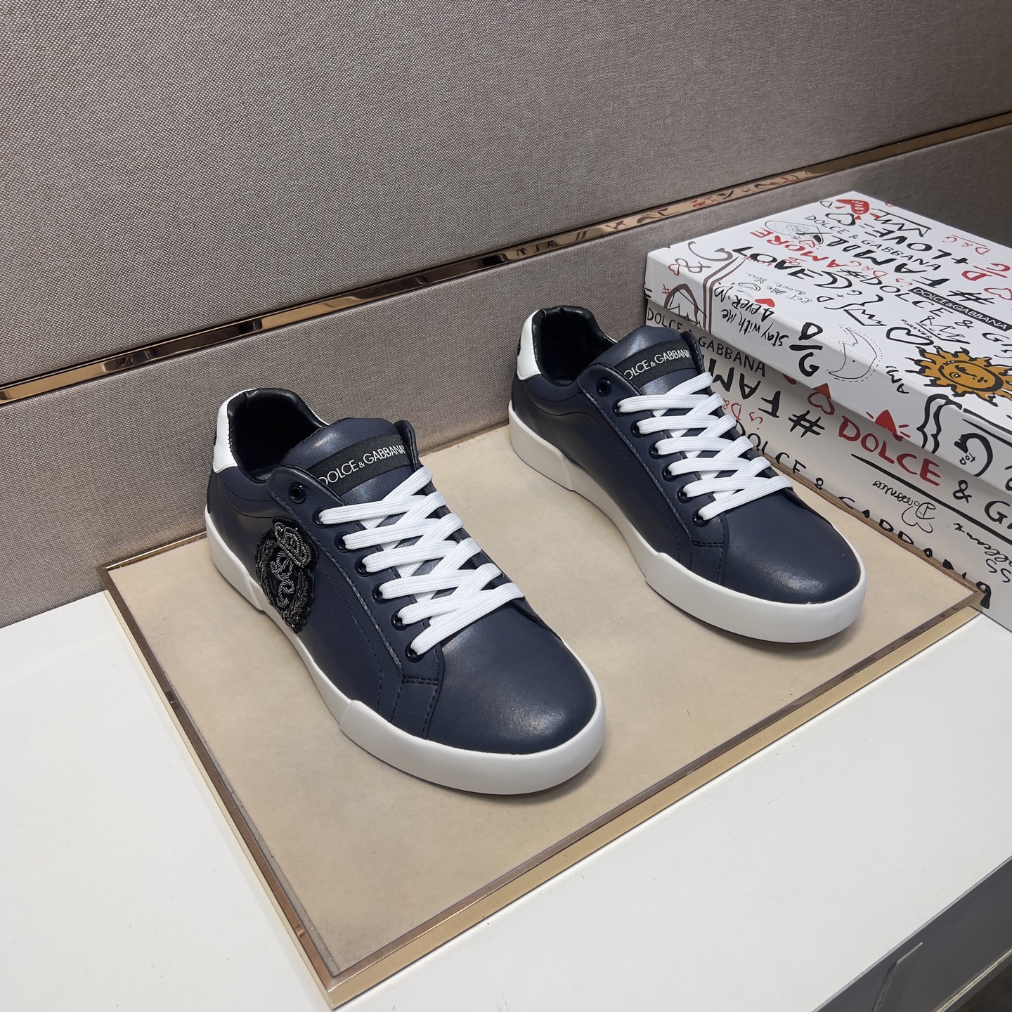 NO:278023,[DG~] Couple casual shoes are available at the same time in 2025z cabinet. Size: 35-44# 1 color upper is made of multi-material spliced ​​leather inner lining, comfortable and breathable, original sole is comfortable and wear-resistant, real-life shooting is even better, Dolce & Gabbana19860909【DG～】情侣装休闲鞋 2025z柜同步发售 码数:35-44# 1个颜色鞋面选用多材质拼接真皮内里,舒适透气,鞋底原版舒适耐磨大底,实物拍摄实物更赞,,Dolce&Gabbana,Men's shoes