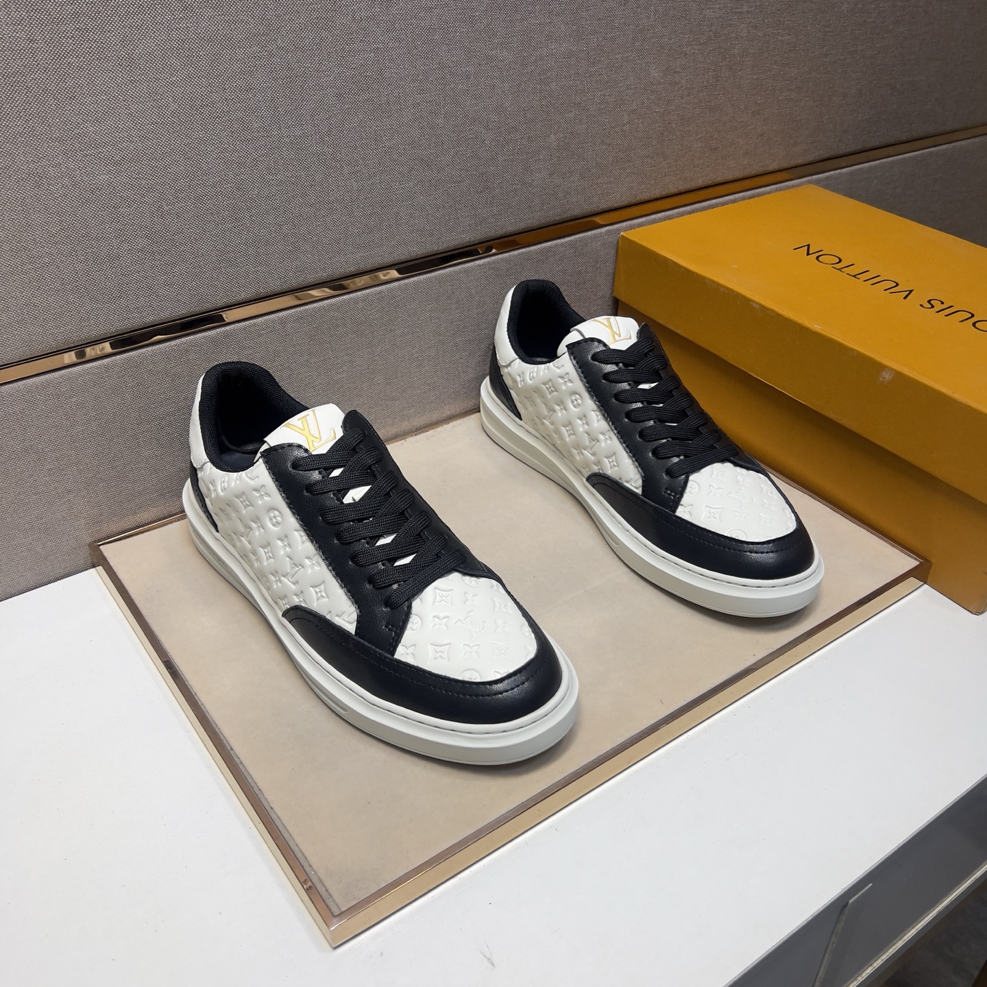 NO:278033,【LV ～】Men's casual shoes 2025z cabinets are available simultaneously Size: 38-44# 4 color uppers are made of multi-material spliced ​​mesh fabric inner lining, comfortable and breathable, original sole comfortable and wear-resistant sole, real-life shooting is even more beautiful, louis vuitton19860909【LV～】男士休闲鞋 2025z柜同步发售 码数:38-44# 4个颜色鞋面选用多材质拼接网布内里,舒适透气,鞋底原版舒适耐磨大底,实物拍摄实物更赞,,louis vuitton,Men's shoes