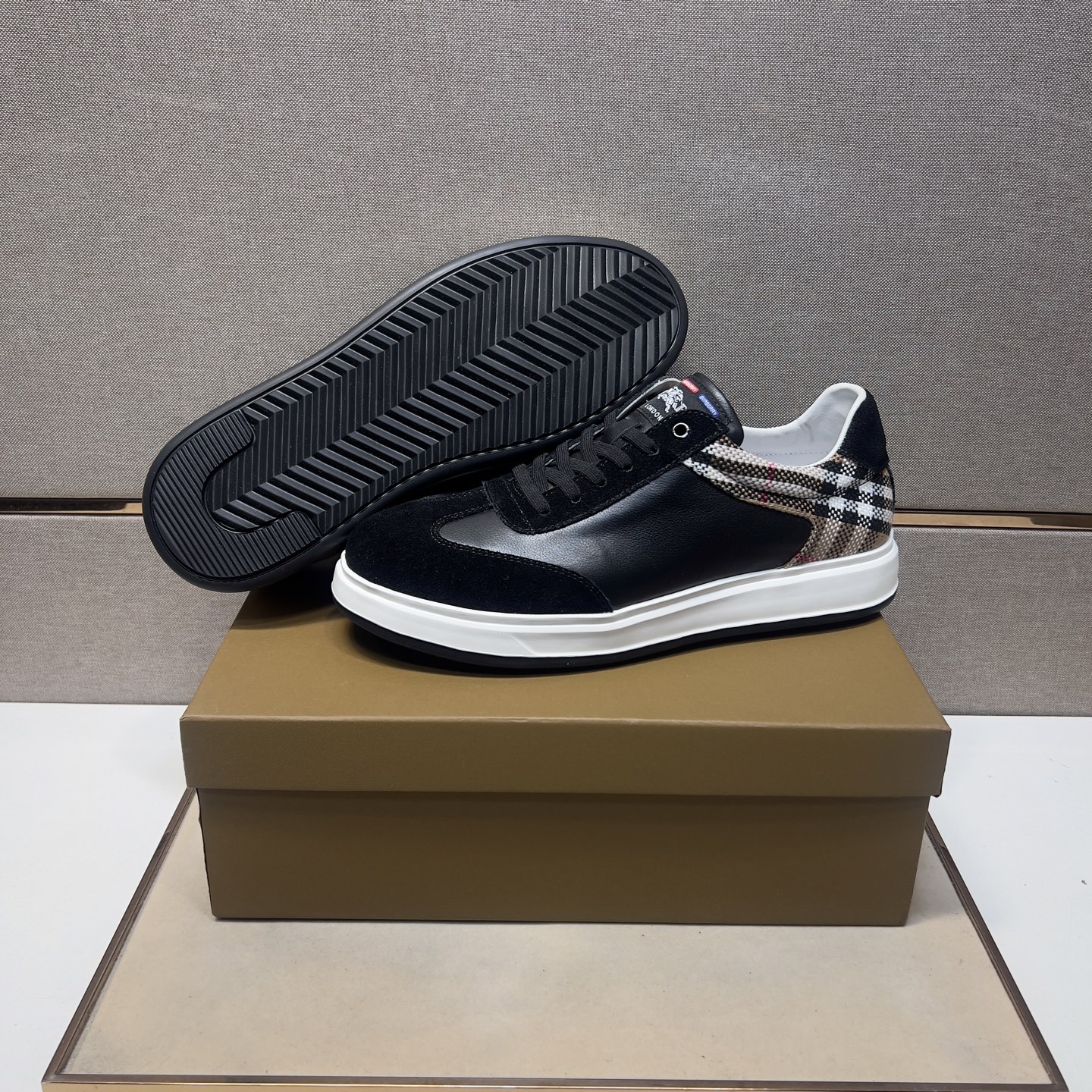 Burberry Men's Leather Sneakers with Signature Check, Black/Archive Beige 9 i1744820110415 6010 0 7