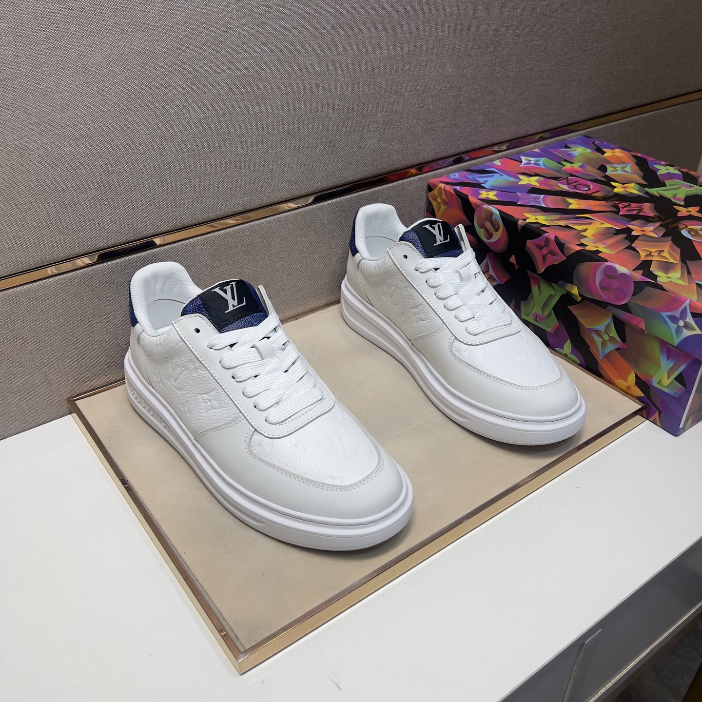 NO:279112,[Lv~] Men's casual shoes 2025z cabinet are available simultaneously. Size: 38-44# 3 color uppers are made of multi-material splicing mesh fabric inner lining, comfortable and breathable, original sole comfortable and wear-resistant sole, real-life shooting is even more beautiful, louis vuitton19860909【Lv～】男士休闲鞋2025z柜同步发售 码数:38-44# 3个颜色鞋面选用多材质拼接网布内里,舒适透气,鞋底原版舒适耐磨大底,实物拍摄实物更赞,,louis vuitton,Men's shoes