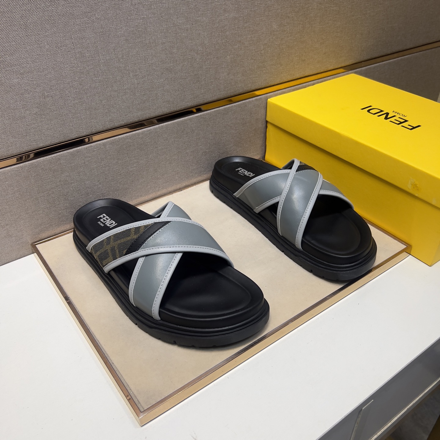 NO:279116,[Fen~] Men's casual slippers, 2025z cabinets are available simultaneously. Size: 38-44# 3 color uppers are made of multi-material spliced ​​leather inner lining, comfortable and breathable, original sole is comfortable and wear-resistant, real-life shooting is even better, slippers19860909【芬～】男士休闲拖鞋,2025z柜同步发售 码数:38-44# 3个颜色鞋面选用多材质拼接真皮内里,舒适透气,鞋底原版舒适耐磨大底,实物拍摄实物更赞,,slippers,Men's shoes