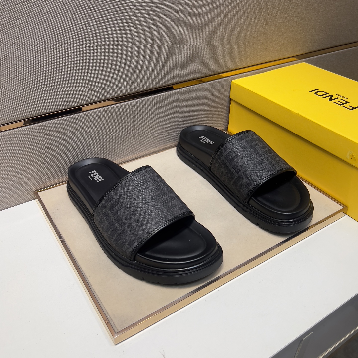 NO:279120,[Fen~] Men's casual slippers, 2025z cabinets are available simultaneously. Size: 38-44# 2 colors of the upper are made of multi-material spliced ​​leather inner lining, comfortable and breathable, original sole comfortable and wear-resistant sole, real-life shooting is even better, slippers19860909【芬～】男士休闲拖鞋,2025z柜同步发售 码数:38-44# 2个颜色鞋面选用多材质拼接真皮内里,舒适透气,鞋底原版舒适耐磨大底,实物拍摄实物更赞,,slippers,Men's shoes