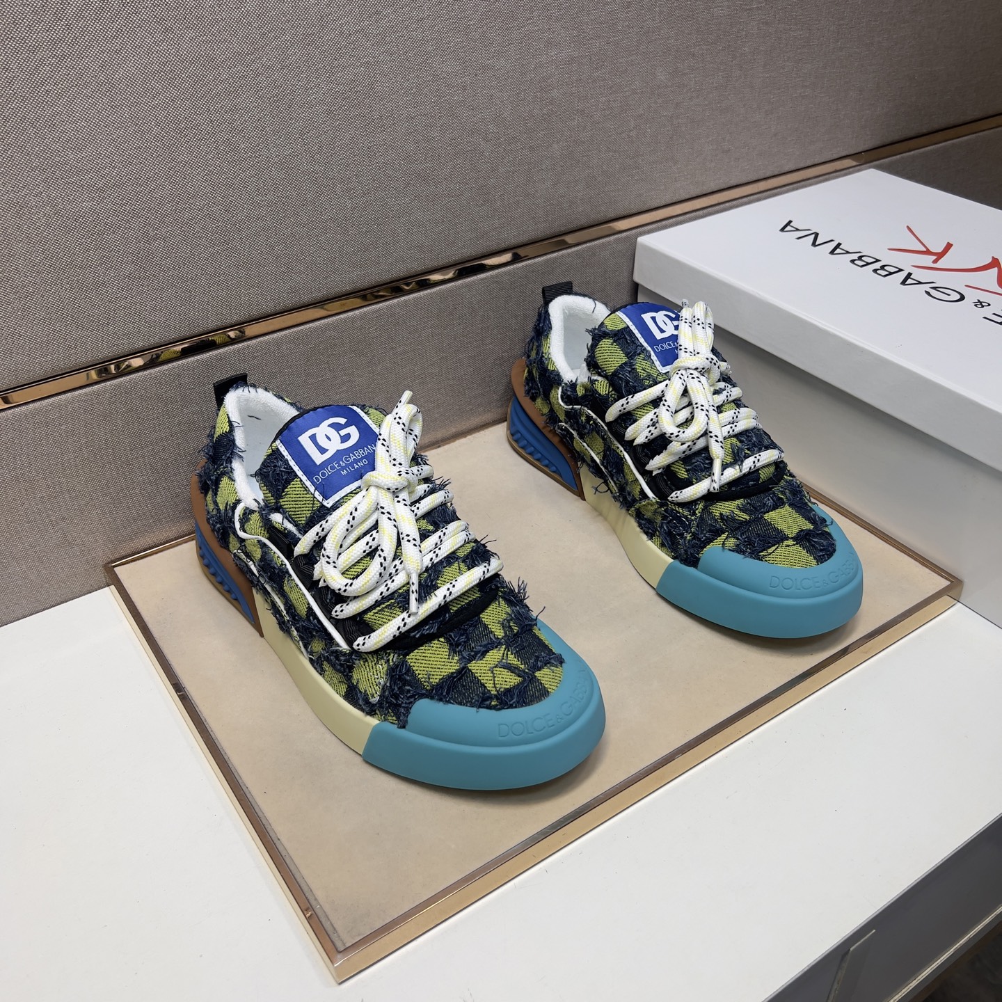 NO:279481,[Dg~] Couple casual shoes, 2025z cabinets are available simultaneously. Size: 35-44# 1 color upper is made of multi-material splicing towel inside, comfortable and breathable, original sole is comfortable and wear-resistant, real-life shooting is even better, Dolce & Gabbana19860909【Dg～】情侣装休闲鞋,2025z柜同步发售 码数:35-44# 1个颜色鞋面选用多材质拼接毛巾内里,舒适透气,鞋底原版舒适耐磨大底,实物拍摄实物更赞,,Dolce&Gabbana,Men's shoes