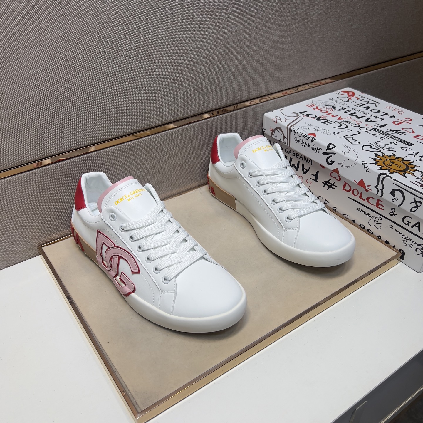 NO:279437,[Dg~] Couple casual shoes, 2025z cabinets are available simultaneously. Size: 35-44# 1 color upper is made of multi-material spliced ​​leather inner lining, comfortable and breathable, original sole is comfortable and wear-resistant, real-life shooting is even better, Dolce & Gabbana19860909【Dg～】情侣装休闲鞋,2025z柜同步发售 码数:35-44# 1个颜色鞋面选用多材质拼接真皮内里,舒适透气,鞋底原版舒适耐磨大底,实物拍摄实物更赞,,Dolce&Gabbana,Men's shoes