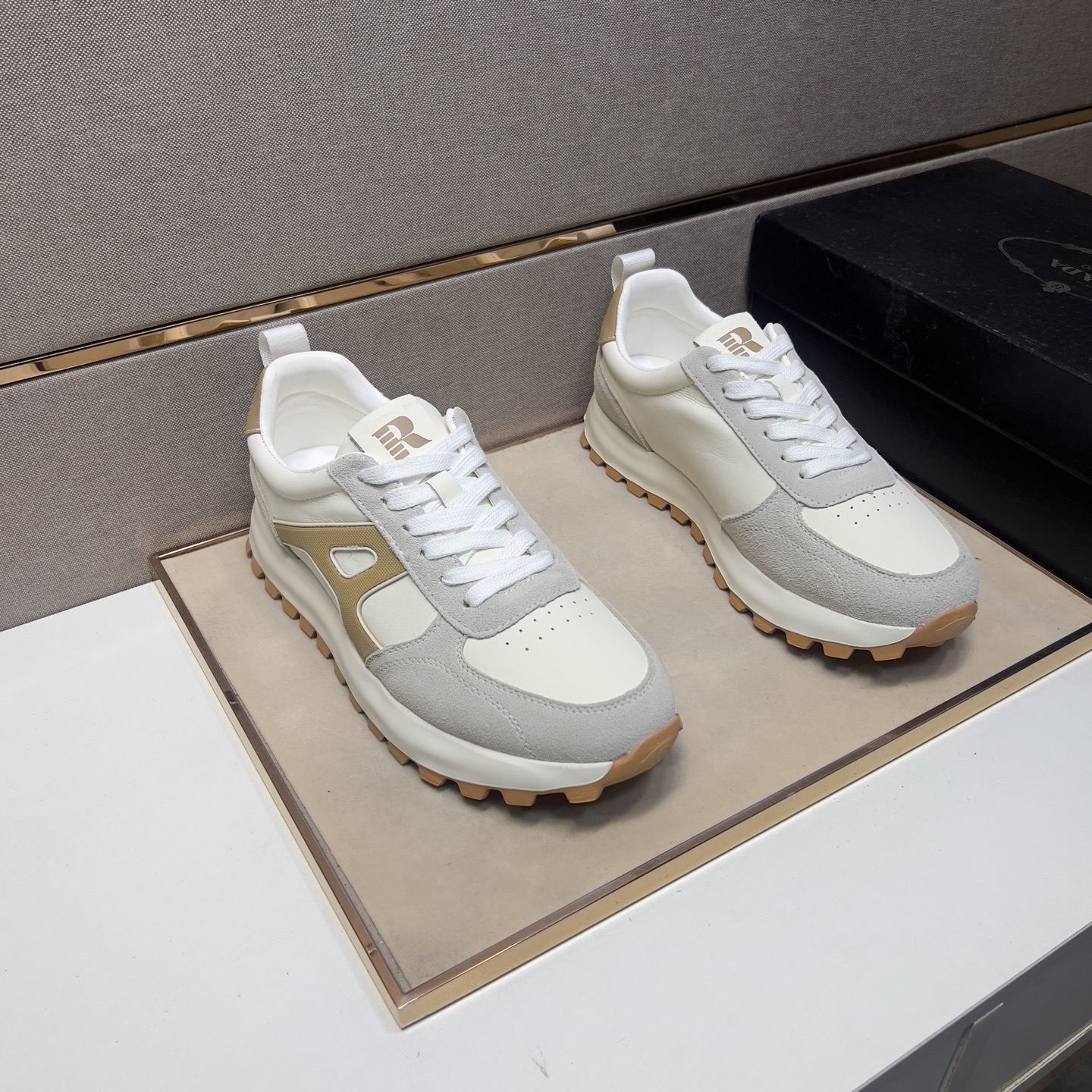 NO:279462,[Pre-Premium] Men's casual shoes, 2025z cabinets are available simultaneously. Number of sizes: 38-44# 2 color uppers are made of multi-material spliced ​​leather inner lining, comfortable and breathable, original sole is comfortable and wear-resistant, and the real shot is even better.19860909【普～】男士休闲鞋,2025z柜同步发售 码数:38-44# 2个颜色鞋面选用多材质拼接真皮内里,舒适透气,鞋底原版舒适耐磨大底,实物拍摄实物更赞,,Men's shoes