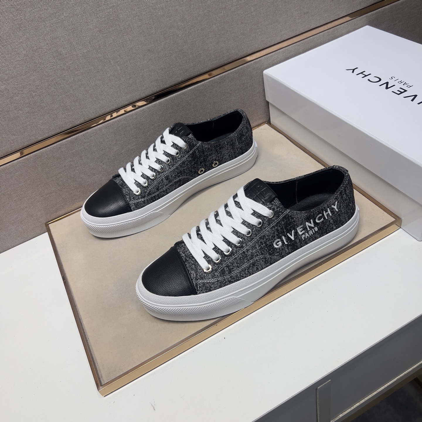 Givenchy Men's Casual Multi-Material Sneakers - Comfortable and Breathable 3 i1745340741296 6991 0 1