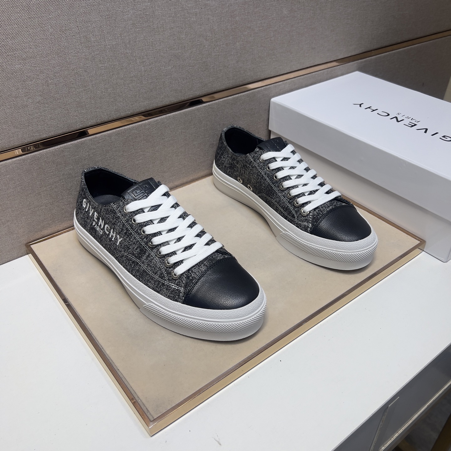 Givenchy Men's Casual Multi-Material Sneakers - Comfortable and Breathable 2 i1745340741296 8023 0 0