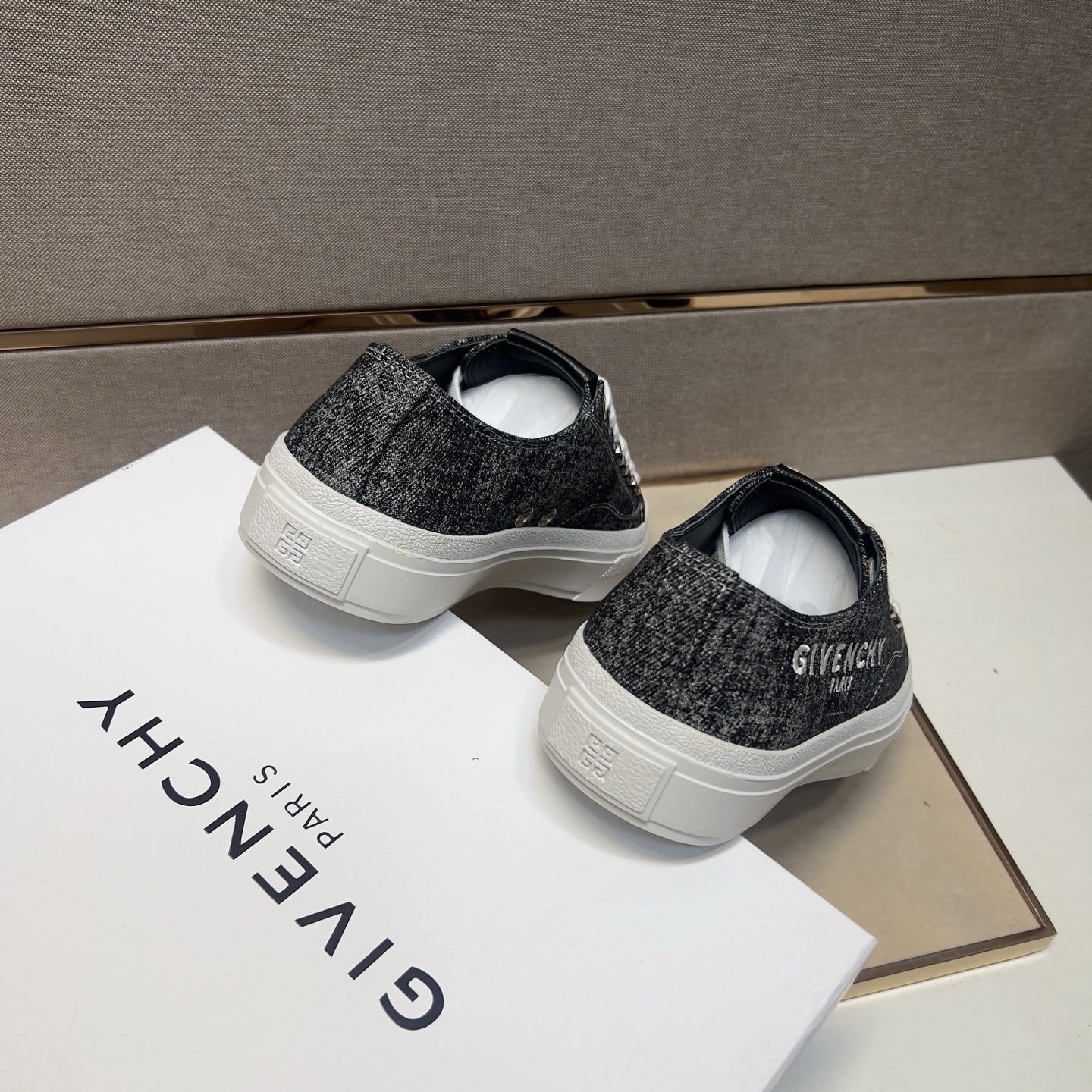 Givenchy Men's Casual Multi-Material Sneakers - Comfortable and Breathable 10 i1745340741336 9217 0 8