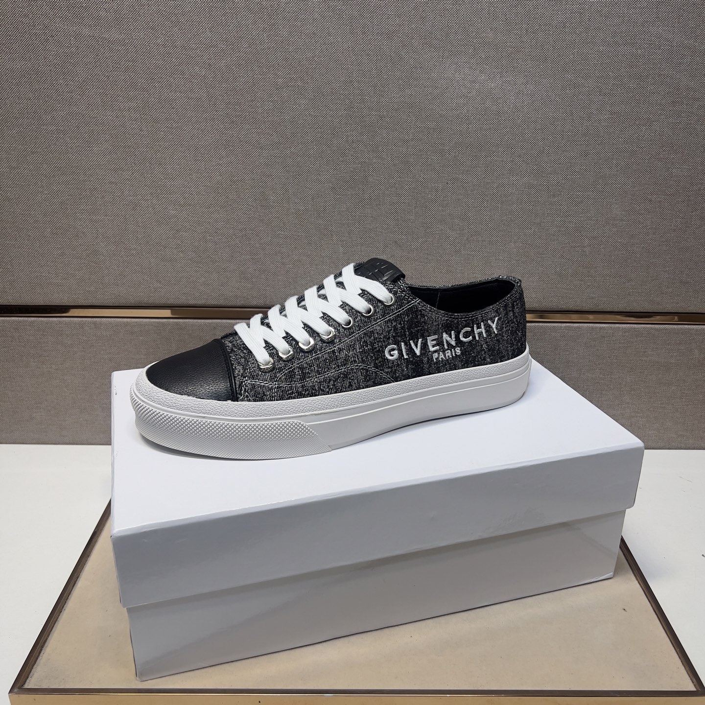 Givenchy Men's Casual Multi-Material Sneakers - Comfortable and Breathable 5 i1745340741338 5213 0 3