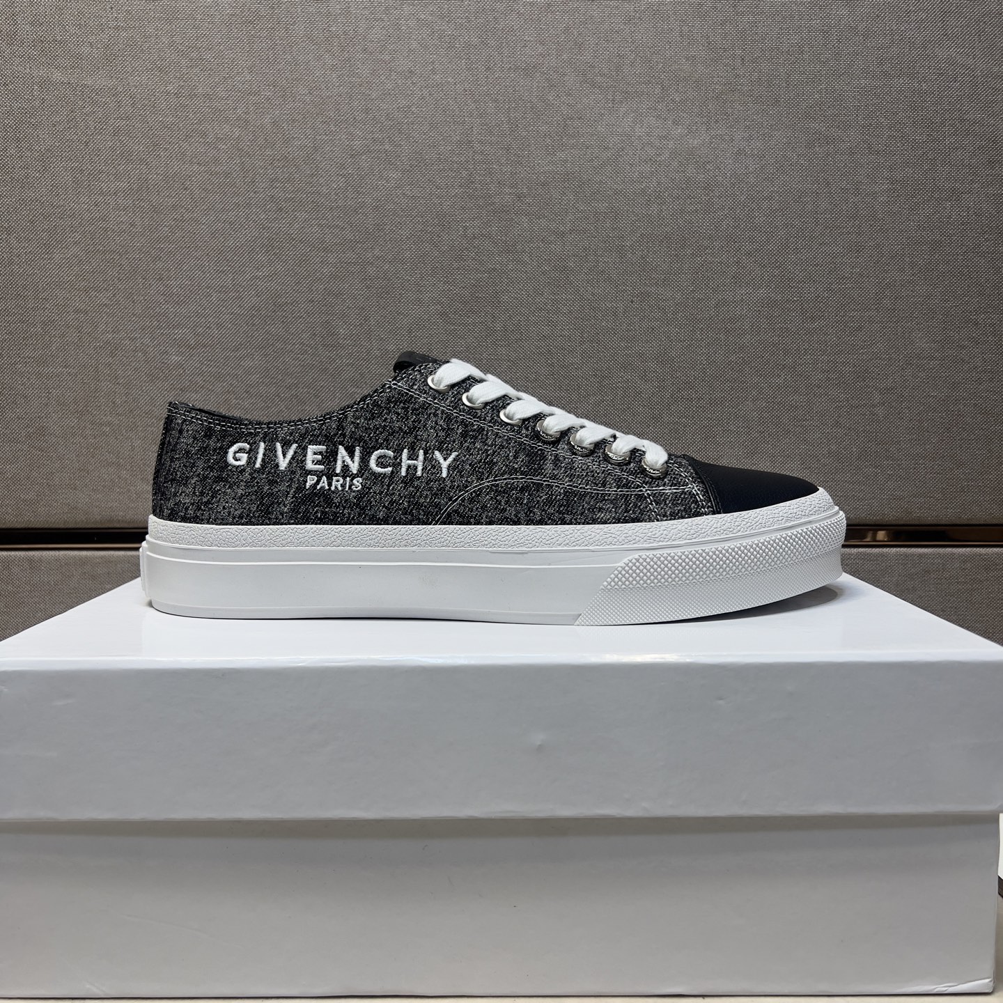 Givenchy Men's Casual Multi-Material Sneakers - Comfortable and Breathable 4 i1745340741541 8125 0 2