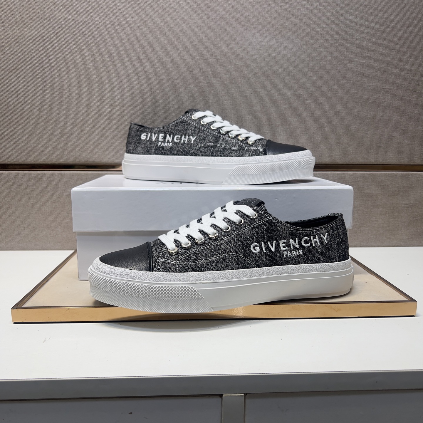 Givenchy Men's Casual Multi-Material Sneakers - Comfortable and Breathable 6 i1745340742751 1419 0 4