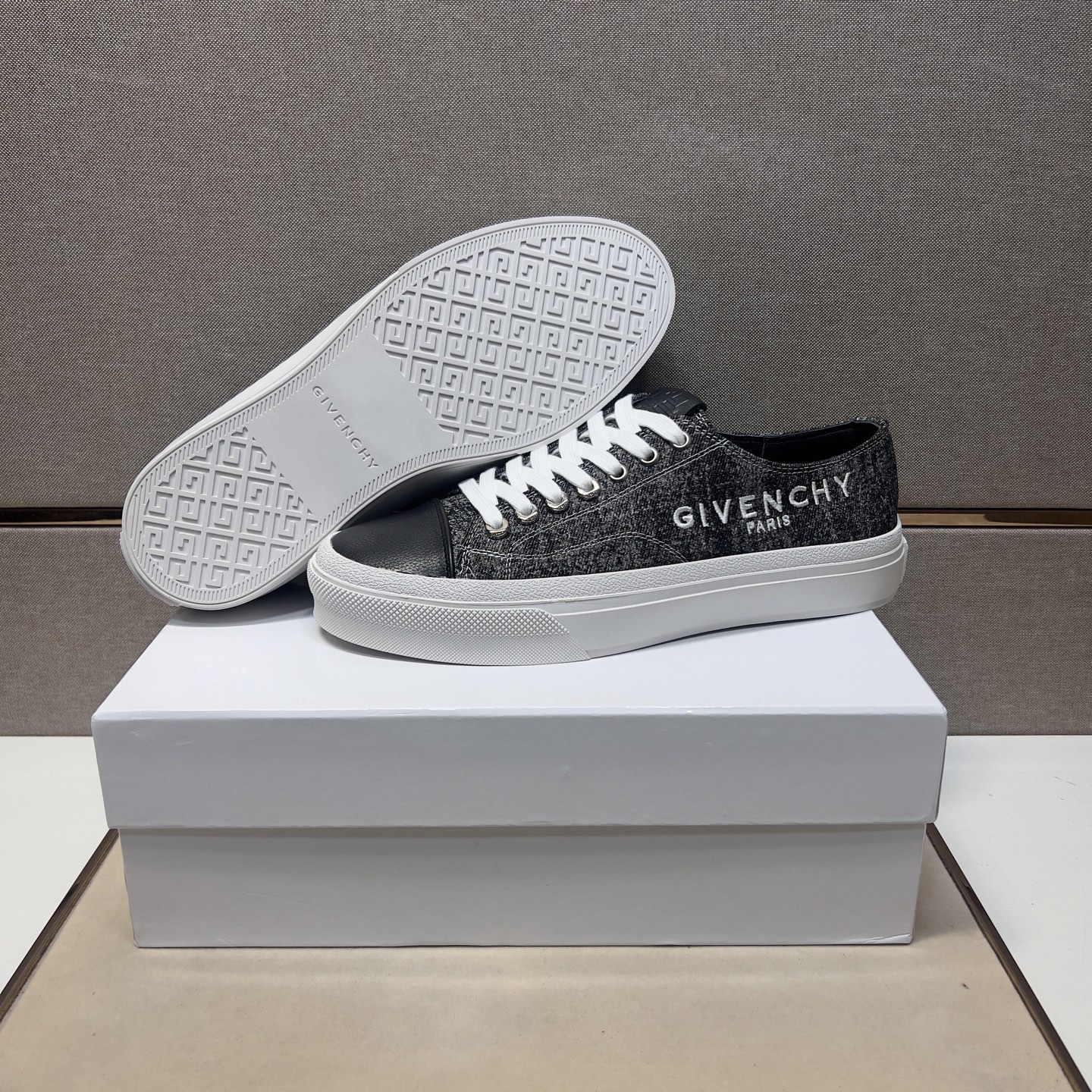 Givenchy Men's Casual Multi-Material Sneakers - Comfortable and Breathable 9 i1745340742808 4815 0 7