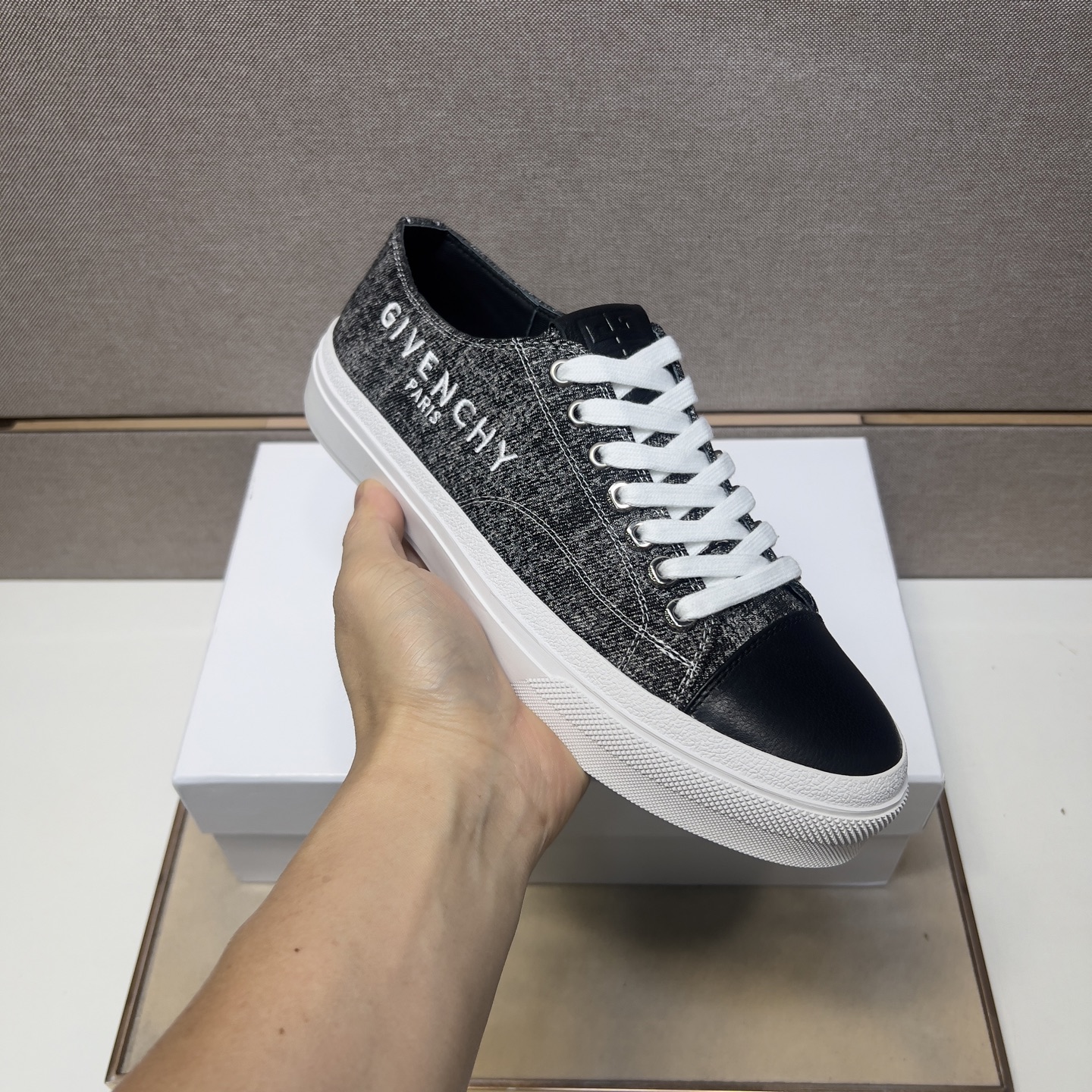 Givenchy Men's Casual Multi-Material Sneakers - Comfortable and Breathable 7 i1745340742820 2285 0 5