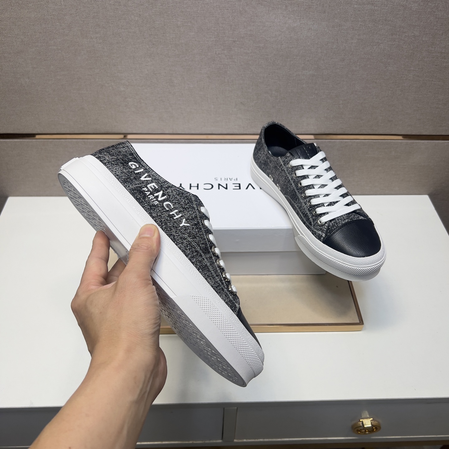 Givenchy Men's Casual Multi-Material Sneakers - Comfortable and Breathable 8 i1745340742842 777 0 6