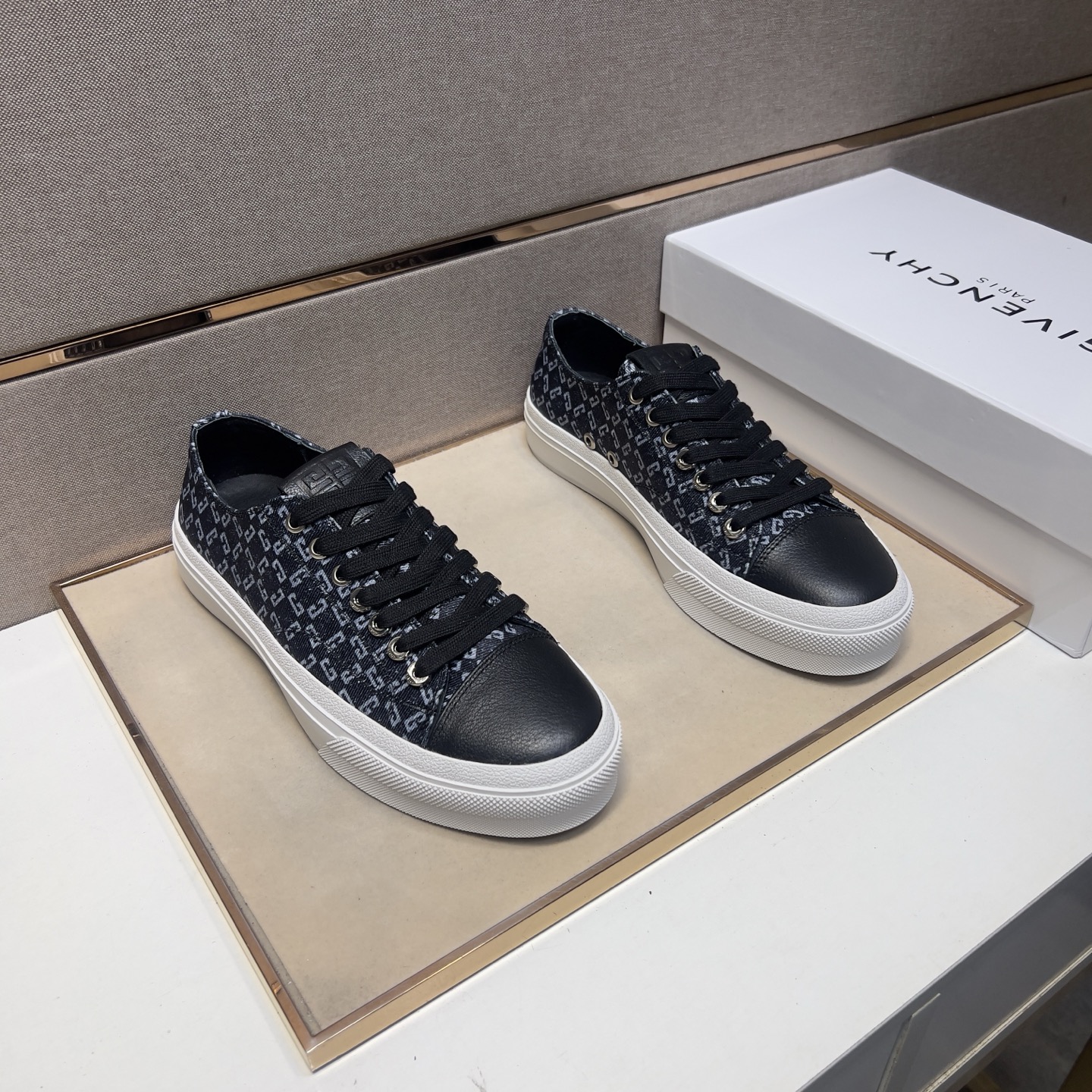 Givenchy Men's Casual Sneakers Multi-Material Leather Lining Comfortable 1 Givenchy Men's Casual Sneakers Multi-Material Leather Lining Comfortable