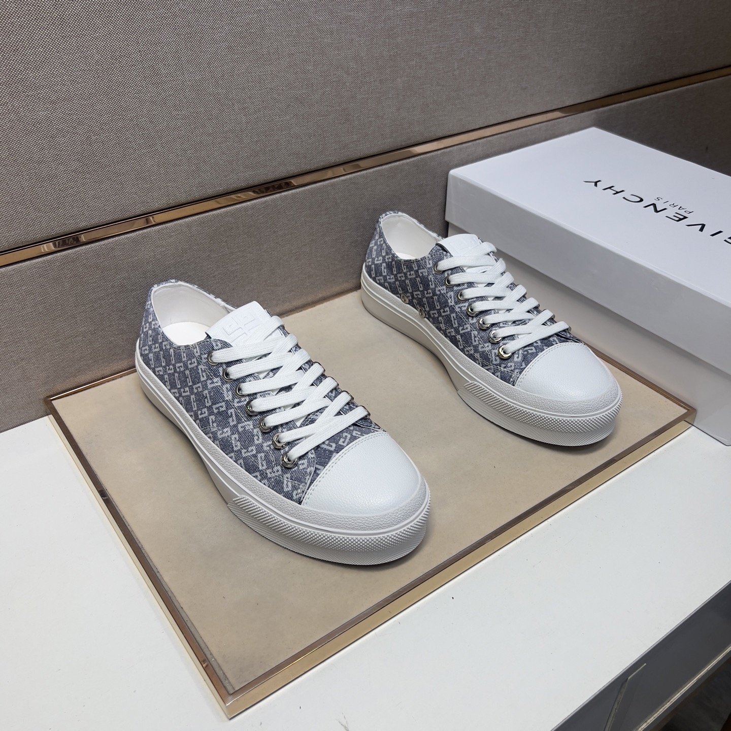 Givenchy Men's Casual Sneakers in Multiple Materials with Comfortable Leather Inner 2 i1745340811015 9721 0 0