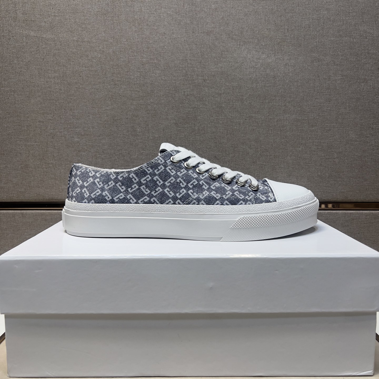 Givenchy Men's Casual Sneakers in Multiple Materials with Comfortable Leather Inner 4 i1745340812211 2632 0 2