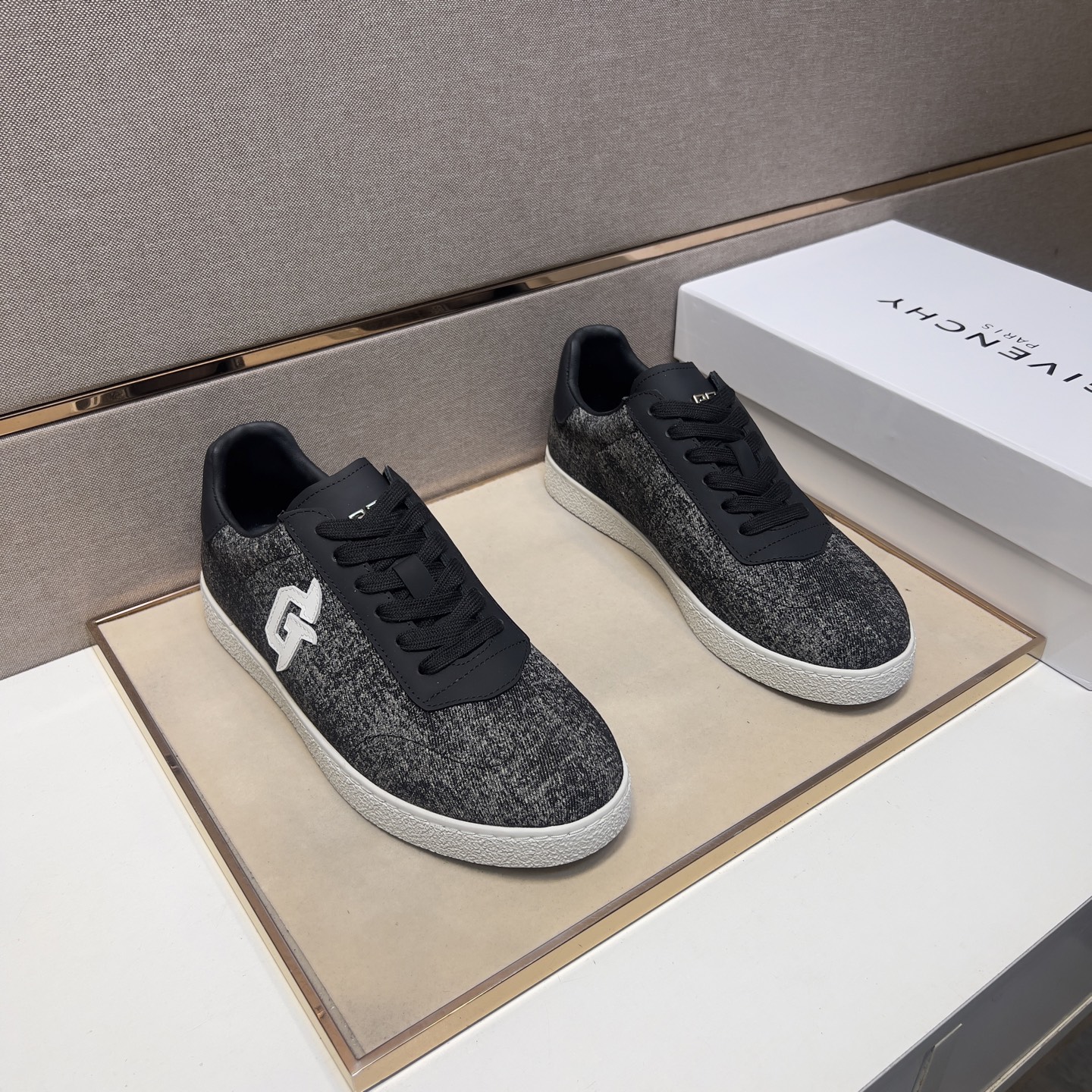 Givenchy Men's Casual Sneakers - Multi-Material Upper & Comfortable Leather Lining 2 i1745340852066 4593 0 0