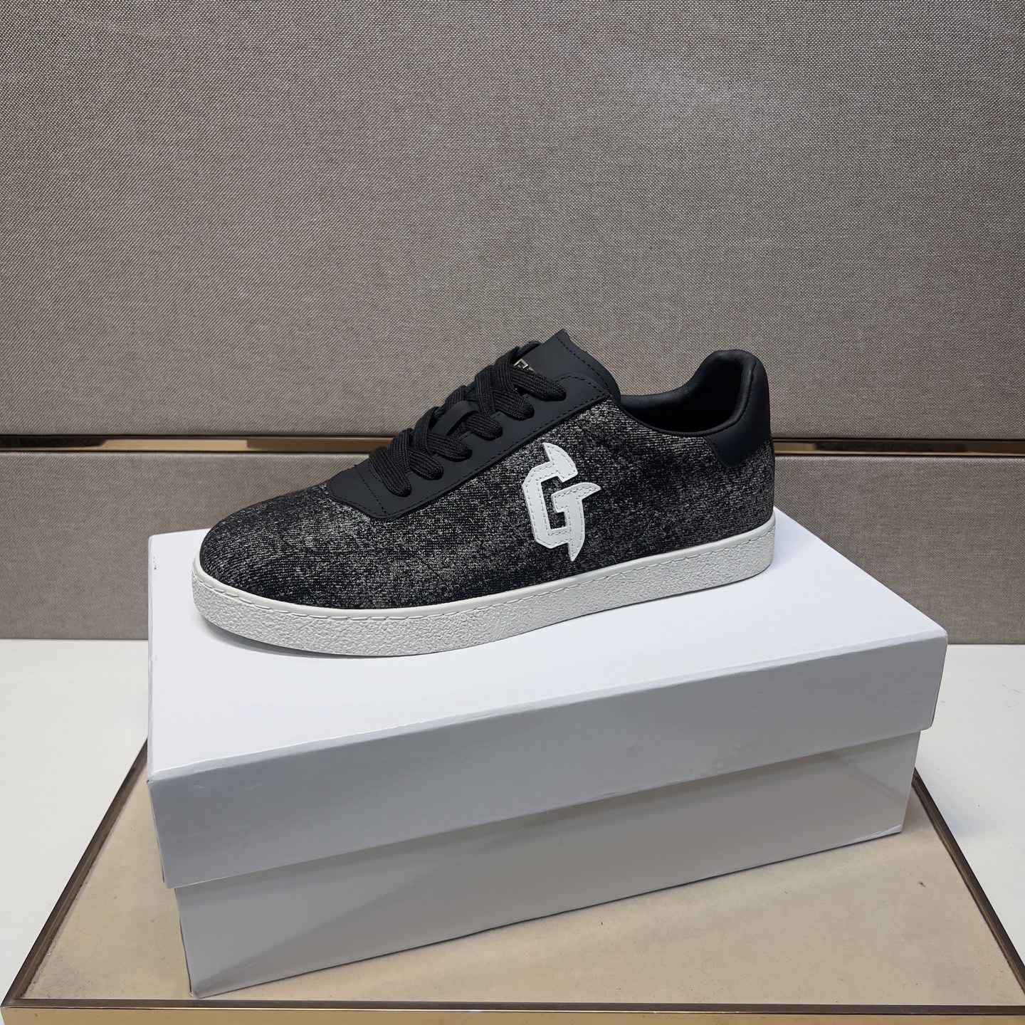 Givenchy Men's Casual Sneakers - Multi-Material Upper & Comfortable Leather Lining 5 i1745340853348 8065 0 3