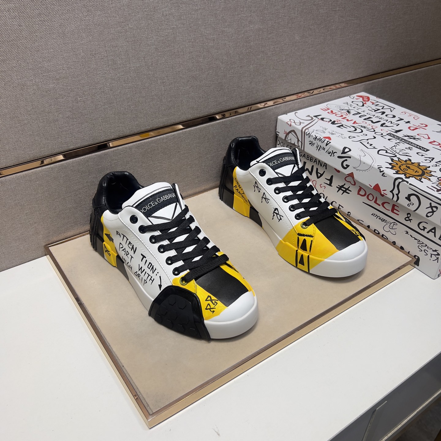 NO:280625,[DG~] Couple casual shoes are available at the same time in 2025z cabinet. Size: 35-44# 1 color upper is made of multi-material spliced ​​leather inner lining, comfortable and breathable, original sole is comfortable and wear-resistant and non-slip sole, and the real thing is even better, Dolce & Gabbana is the real thing.19860909【DG～】情侣装休闲鞋 2025z柜同步发售 码数:35-44# 1个颜色鞋面选用多材质拼接真皮内里,舒适透气,鞋底原版舒适耐磨防滑大底,实物拍摄实物更赞,,Dolce&Gabbana,Men's shoes