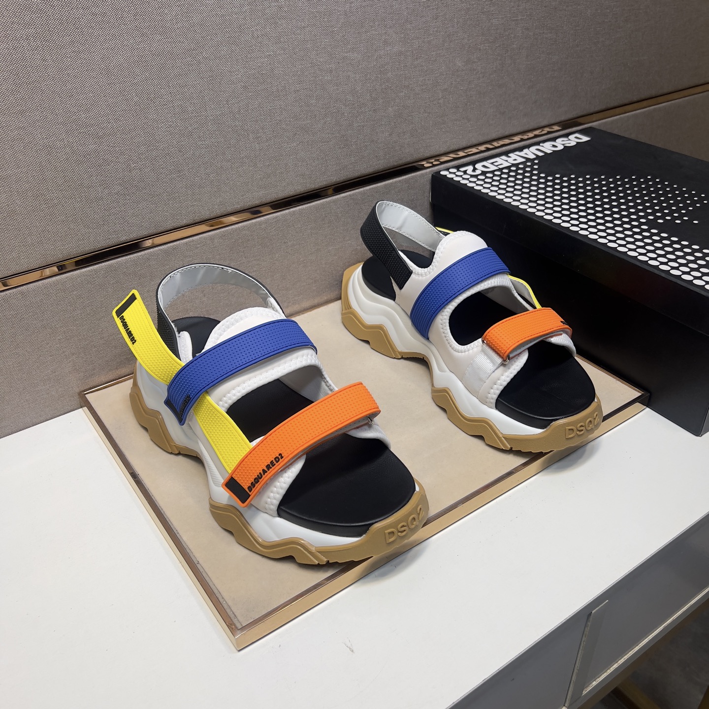 NO:280631,【D2～】Men's casual slippers 2025z cabinet are available simultaneously. Size: 38-44# The uppers of 4 colors are made of multi-material spliced ​​leather inner lining, comfortable and breathable, the original sole is comfortable and wear-resistant and non-slip sole, and the real thing is even better, slippers19860909【D2～】男士休闲拖鞋 2025z柜同步发售 码数:38-44# 4个颜色鞋面选用多材质拼接真皮内里,舒适透气,鞋底原版舒适耐磨防滑大底,实物拍摄实物更赞,,slippers,Men's shoes