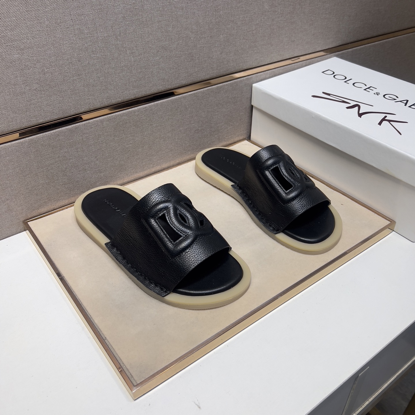 NO:283195,[DG~] Men's casual slippers 2025z cabinet are available simultaneously. Size: 38-44# 2 colors uppers are made of multi-material spliced ​​leather inner lining, comfortable and breathable, original sole comfortable, wear-resistant and non-slip sole, real-life shooting is even better, Dolce & Gabbana, slippers19860909【DG～】男士休闲拖鞋 2025z柜同步发售 码数:38-44# 2个颜色鞋面选用多材质拼接真皮内里,舒适透气,鞋底原版舒适耐磨防滑大底,实物拍摄实物更赞,,Dolce&Gabbana,slippers,Men's shoes