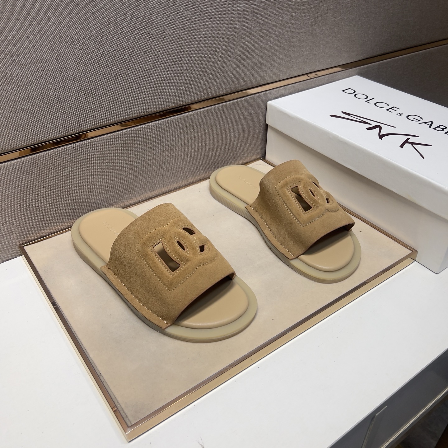 NO:283200,[DG~] Men's casual slippers 2025z cabinet are available simultaneously. Size: 38-44# 5 color uppers are made of multi-material spliced ​​leather inner lining, comfortable and breathable, original sole comfortable and wear-resistant and non-slip sole, real-life shooting is even better, Dolce & Gabbana, slippers19860909【DG～】男士休闲拖鞋 2025z柜同步发售 码数:38-44# 5个颜色鞋面选用多材质拼接真皮内里,舒适透气,鞋底原版舒适耐磨防滑大底,实物拍摄实物更赞,,Dolce&Gabbana,slippers,Men's shoes