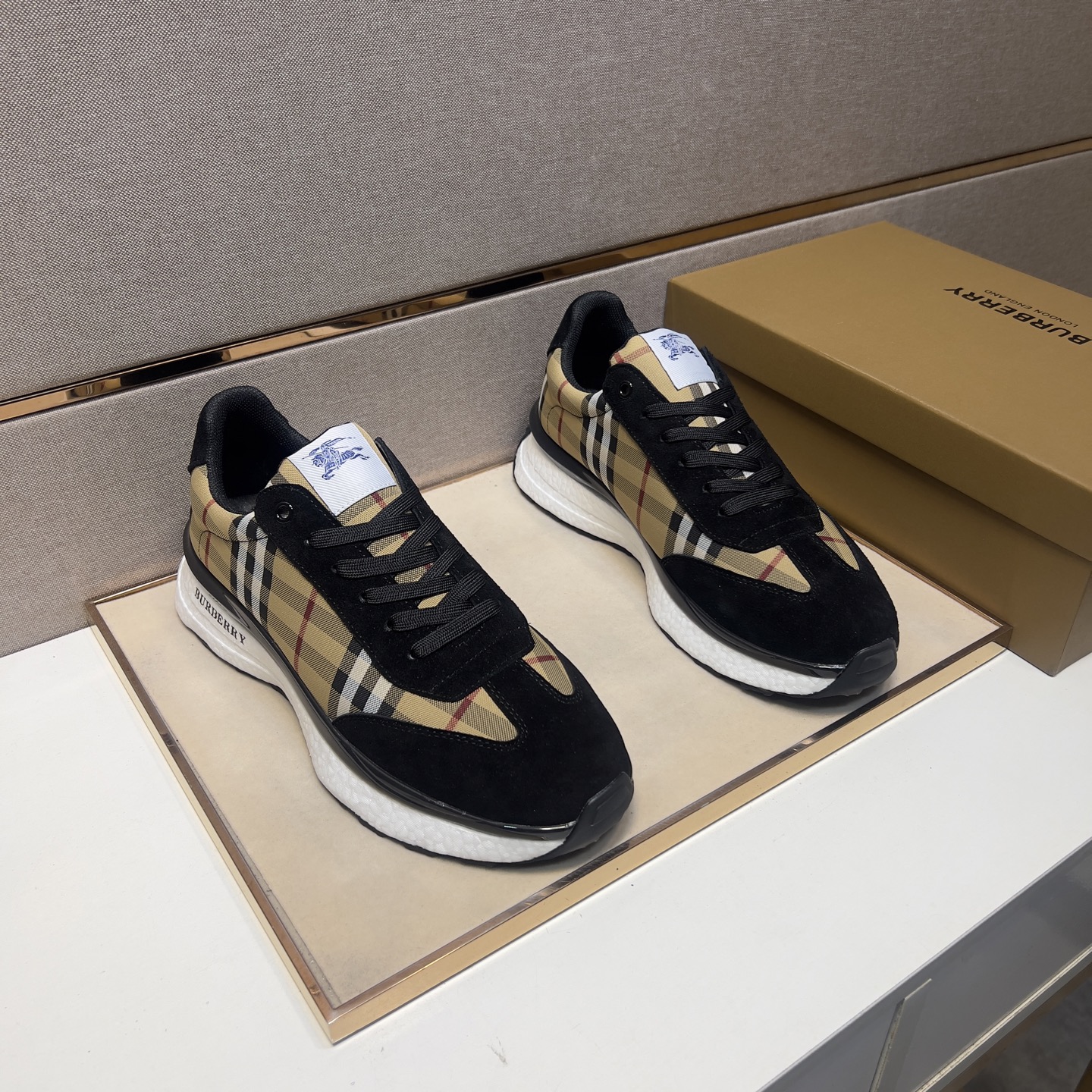 NO:283169,[Ba~] Men's casual shoes are available simultaneously in 2025z cabinet. Size: 38-44# The uppers of the two colors are made of multi-material splicing mesh, which is comfortable and breathable. The original sole is comfortable and wear-resistant and non-slip sole. The real thing is even better.19860909【巴～】男士休闲鞋 2025z柜同步发售 码数:38-44# 2个颜色鞋面选用多材质拼接网布内里,舒适透气,鞋底原版舒适耐磨防滑大底,实物拍摄实物更赞,,Men's shoes