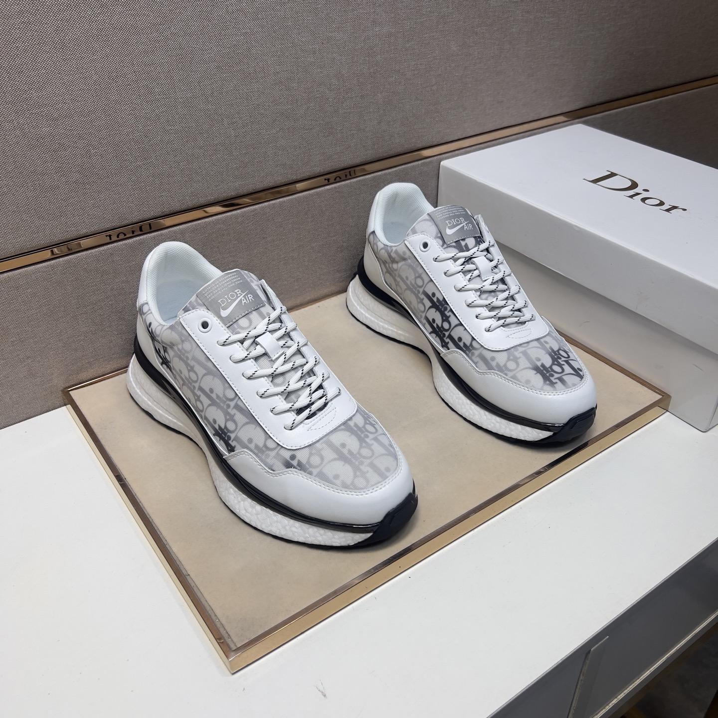 NO:283181,【Di~】Men's casual shoes are available simultaneously in 2025z cabinet. Size: 38-44# The uppers of 2 colors are made of multi-material splicing mesh, which is comfortable and breathable. The original sole is comfortable and wear-resistant and non-slip sole. The real shot is even better.19860909【迪～】男士休闲鞋 2025z柜同步发售 码数:38-44# 2个颜色鞋面选用多材质拼接网布内里,舒适透气,鞋底原版舒适耐磨防滑大底,实物拍摄实物更赞,,Men's shoes