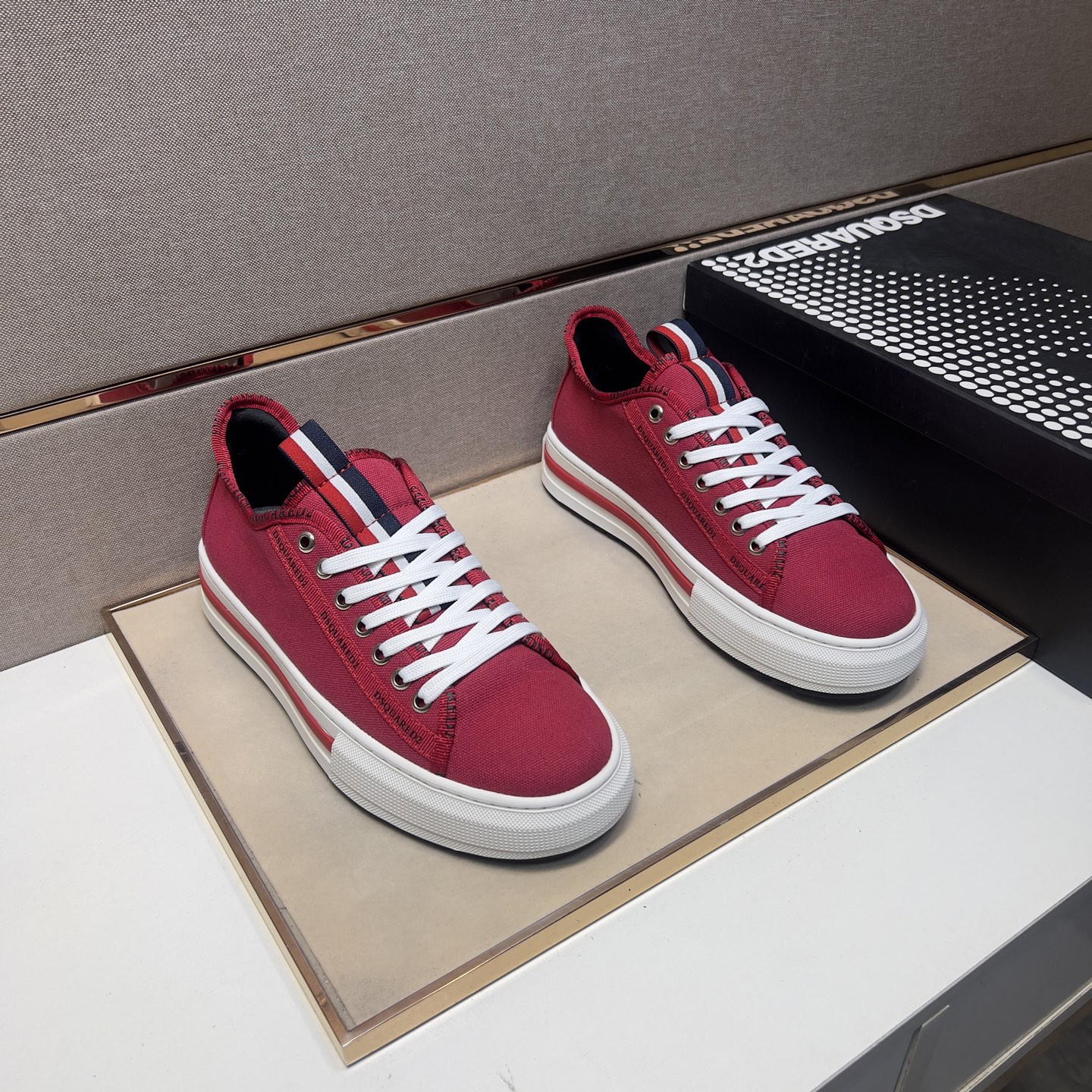 NO:283202,[D2~] Couple casual shoes are available at the same time in 2025z cabinet. Size: 36-44# The uppers of the two colors are made of multi-material splicing mesh, which is comfortable and breathable. The original sole is comfortable and wear-resistant and non-slip sole. The real thing is even better.19860909【D2～】情侣装休闲鞋 2025z柜同步发售 码数:36-44# 2个颜色鞋面选用多材质拼接网布内里,舒适透气,鞋底原版舒适耐磨防滑大底,实物拍摄实物更赞,,Men's shoes