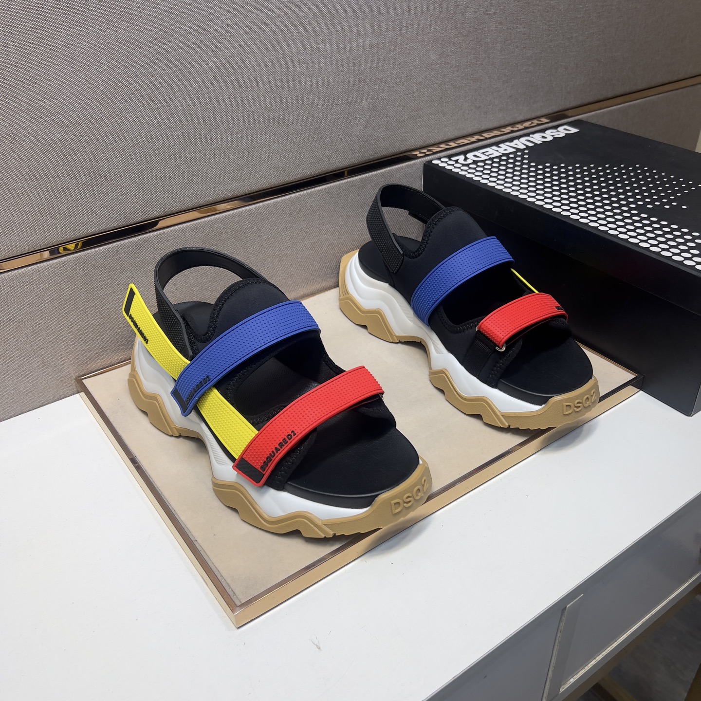 NO:283307,[D2~] Men's casual sandals are available at the same time in 2025z cabinet. Number of sizes: 38-44# 1 color upper is made of multi-material splicing mesh inner lining, comfortable and breathable, original sole is comfortable and wear-resistant and non-slip sole, real shots are even better, slippers19860909【D2～】男士休闲凉拖鞋 2025z柜同步发售 码数:38-44# 1个颜色鞋面选用多材质拼接网布内里,舒适透气,鞋底原版舒适耐磨防滑大底,实物拍摄实物更赞,,slippers,Men's shoes
