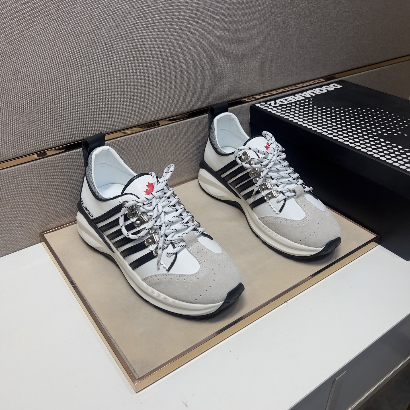 NO:283311,[D2~] Couple casual shoes are available at the same time in 2025z cabinet. Size: 35-44# 1 color upper is made of multi-material spliced ​​leather inner lining, comfortable and breathable, the original sole is comfortable and wear-resistant and non-slip sole, and the real thing is even better.19860909【D2～】情侣装休闲鞋 2025z柜同步发售 码数:35-44# 1个颜色鞋面选用多材质拼接真皮内里,舒适透气,鞋底原版舒适耐磨防滑大底,实物拍摄实物更赞,,Men's shoes