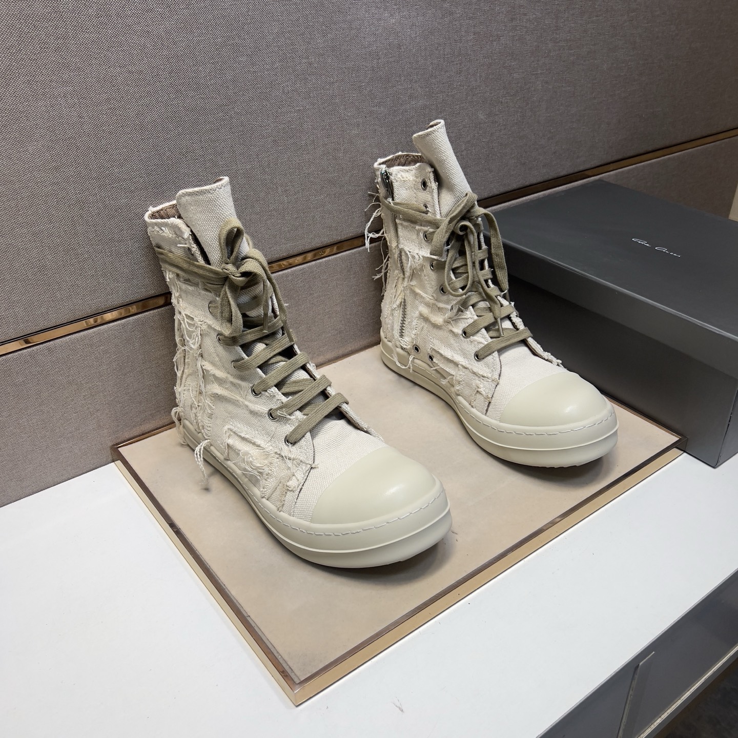 NO:283315,[Europe ~] Couple casual high-top shoes are available simultaneously in 2025z cabinet. Size: 35-47# 1 color upper is made of multi-material splicing mesh inner lining, comfortable and breathable, the original sole is comfortable and wear-resistant and non-slip sole, and the real thing is even better.19860909【欧～】情侣装休闲高帮鞋 2025z柜同步发售 码数:35-47# 1个颜色鞋面选用多材质拼接网布内里,舒适透气,鞋底原版舒适耐磨防滑大底,实物拍摄实物更赞,,Men's shoes