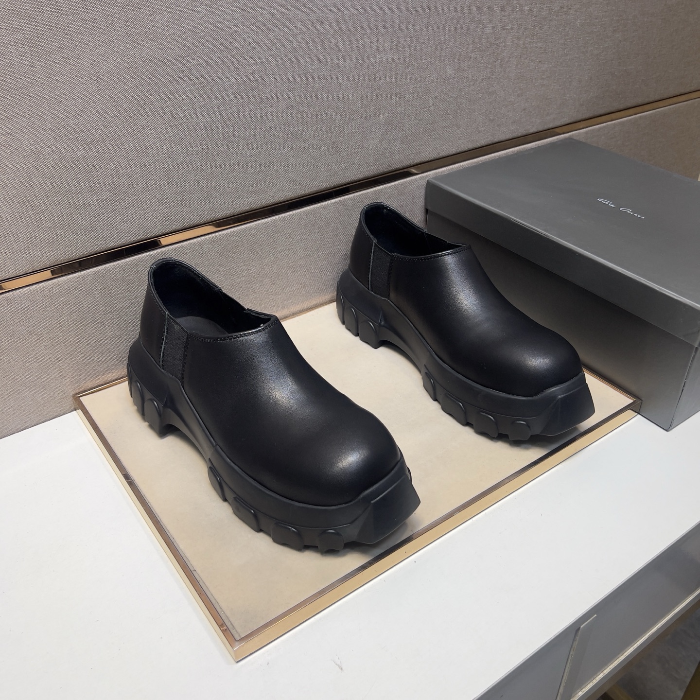 NO:283319,[Europe ~] Couple casual shoes are available at the same time in 2025z cabinet. Size: 35-46# 1 color upper is made of cowhide spliced ​​leather inner lining, comfortable and breathable, original sole is comfortable and wear-resistant and non-slip sole, and the real shot is even better, cowhide19860909【欧～】情侣装休闲鞋 2025z柜同步发售 码数:35-46# 1个颜色鞋面选用牛皮拼接真皮内里,舒适透气,鞋底原版舒适耐磨防滑大底,实物拍摄实物更赞,,cowhide,Men's shoes