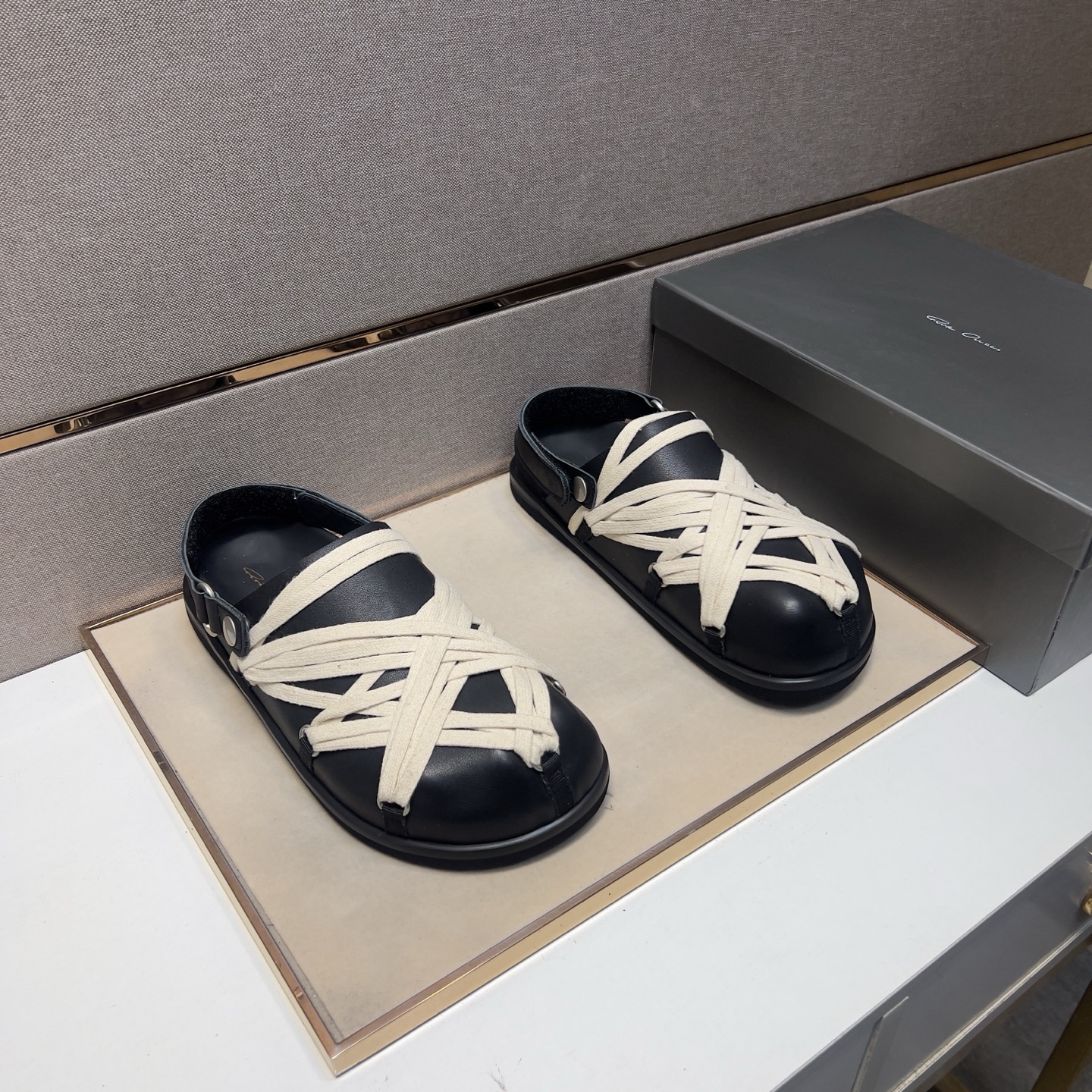 NO:283323,[Europe ~] Couple casual sandals, 2025z cabinets are available simultaneously. Size: 35-46# 1 color upper is made of cowhide spliced ​​leather inner lining, comfortable and breathable, original sole comfortable and wear-resistant and non-slip sole, the real thing is even better, sandals, cowhide19860909【欧～】情侣装休闲拖凉鞋 2025z柜同步发售 码数:35-46# 1个颜色鞋面选用牛皮拼接真皮内里,舒适透气,鞋底原版舒适耐磨防滑大底,实物拍摄实物更赞,,sandals,cowhide,Men's shoes