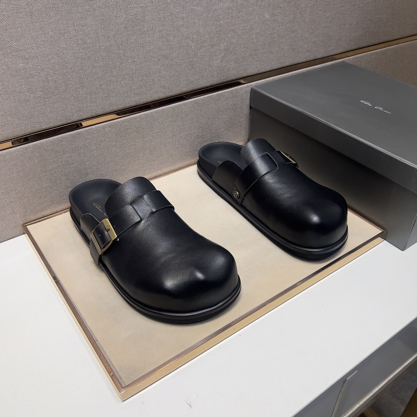 NO:283327,[Europe ~] Couple casual slippers are available simultaneously in 2025z cabinet. Size: 35-46# 1 color upper is made of cowhide spliced ​​leather inner lining, comfortable and breathable, original sole is comfortable and wear-resistant and non-slip sole, and the real thing is even better, slippers, cowhide19860909【欧～】情侣装休闲拖鞋 2025z柜同步发售 码数:35-46# 1个颜色鞋面选用牛皮拼接真皮内里,舒适透气,鞋底原版舒适耐磨防滑大底,实物拍摄实物更赞,,slippers,cowhide,Men's shoes