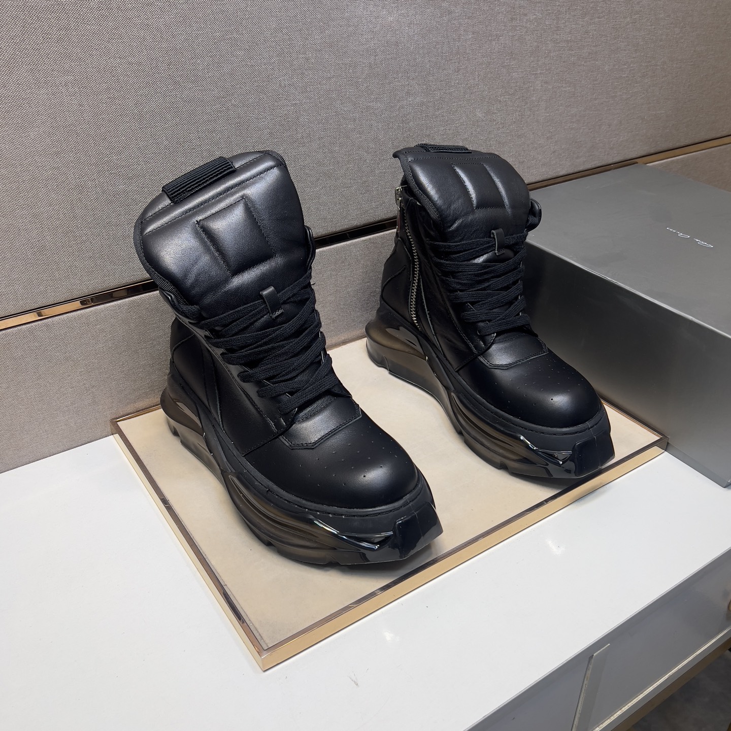 NO:283330,[Euro ~] Men's casual high-top shoes are available simultaneously in 2025z cabinet. Size: 38-44# The uppers of 3 colors are made of cowhide spliced ​​leather inner lining, comfortable and breathable, the original sole is comfortable and wear-resistant and non-slip sole, and the real shot is even better, cowhide19860909【欧～】男士休闲高帮鞋 2025z柜同步发售 码数:38-44# 3个颜色鞋面选用牛皮拼接真皮内里,舒适透气,鞋底原版舒适耐磨防滑大底,实物拍摄实物更赞,,cowhide,Men's shoes