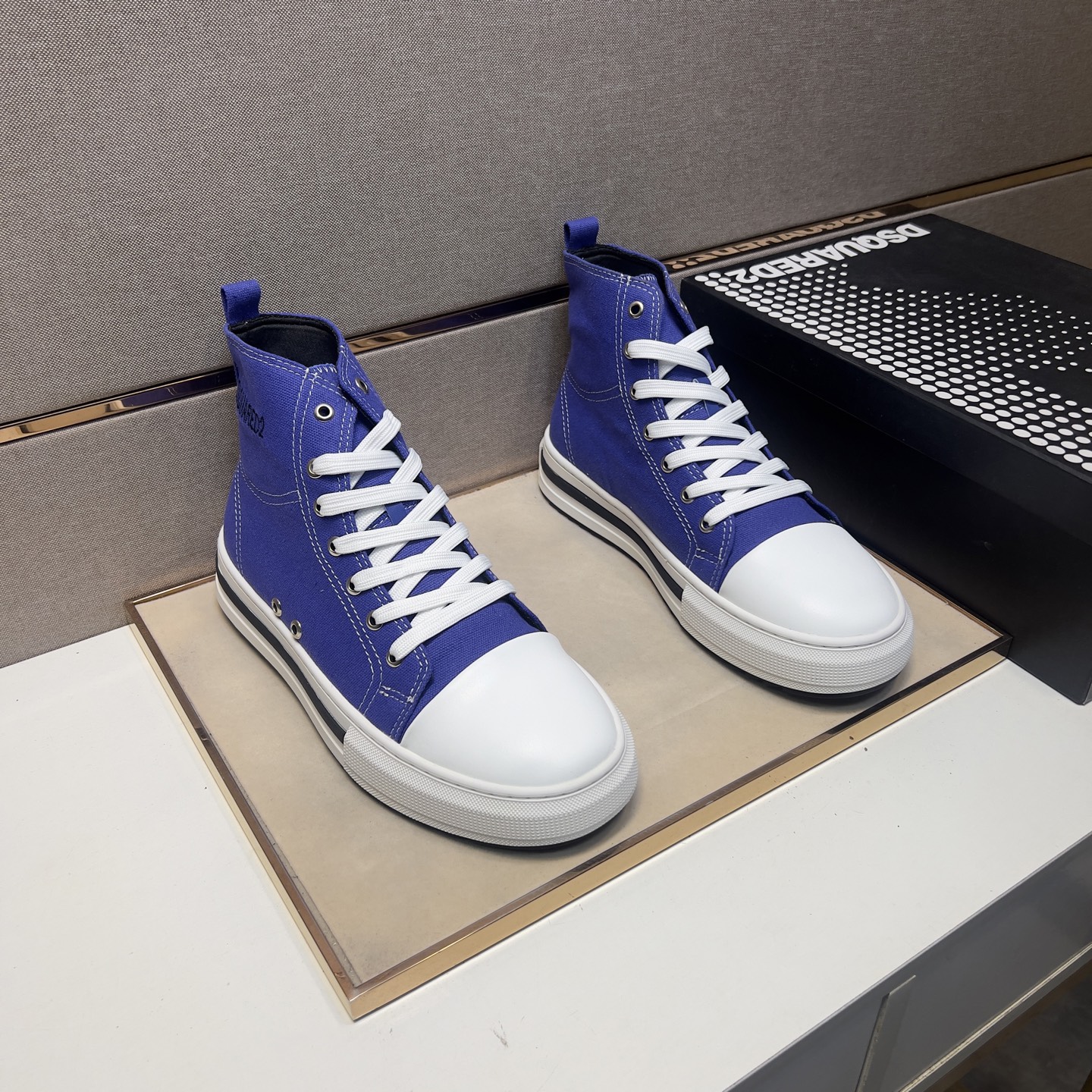 NO:283876,[D2~] Couple casual shoes are available at the same time in 2025z cabinet. Size: 36-44# The 4-color uppers are made of multi-material spliced ​​mesh fabric inner lining, comfortable and breathable, the original sole is comfortable and wear-resistant and non-slip sole, and the real thing is even better.19860909【D2～】情侣装休闲鞋 2025z柜同步发售 码数:36-44# 4个颜色鞋面选用多材质拼接网布内里,舒适透气,鞋底原版舒适耐磨防滑大底,实物拍摄实物更赞,,Men's shoes