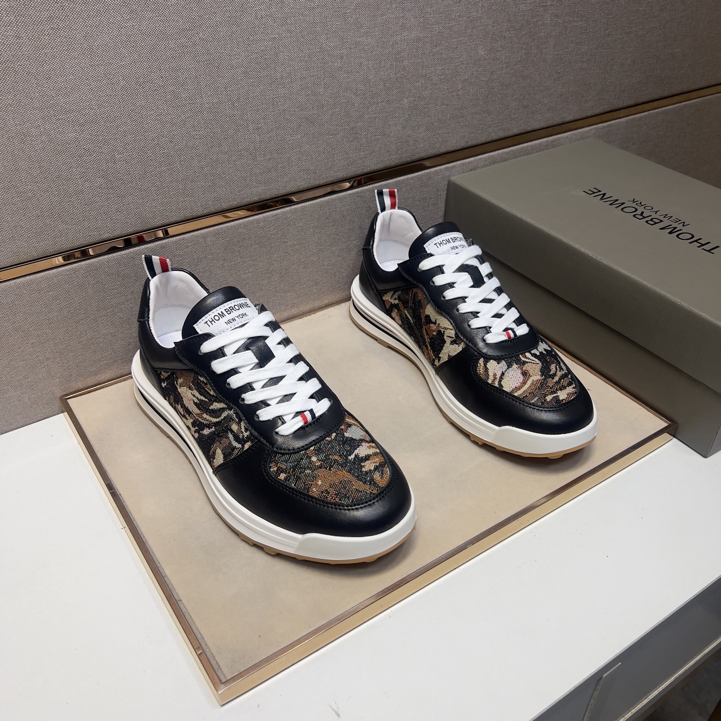 NO:284023,【TB～】Men's casual shoes 2025z cabinets are available simultaneously. Size: 38-44# The uppers of 2 colors are made of multi-material spliced ​​leather inner lining, comfortable and breathable, the original sole is comfortable and wear-resistant and non-slip sole, and the real thing is even better.19860909【TB～】男士休闲鞋 2025z柜同步发售 码数:38-44# 2个颜色鞋面选用多材质拼接真皮内里,舒适透气,鞋底原版舒适耐磨防滑大底,实物拍摄实物更赞,,Men's shoes