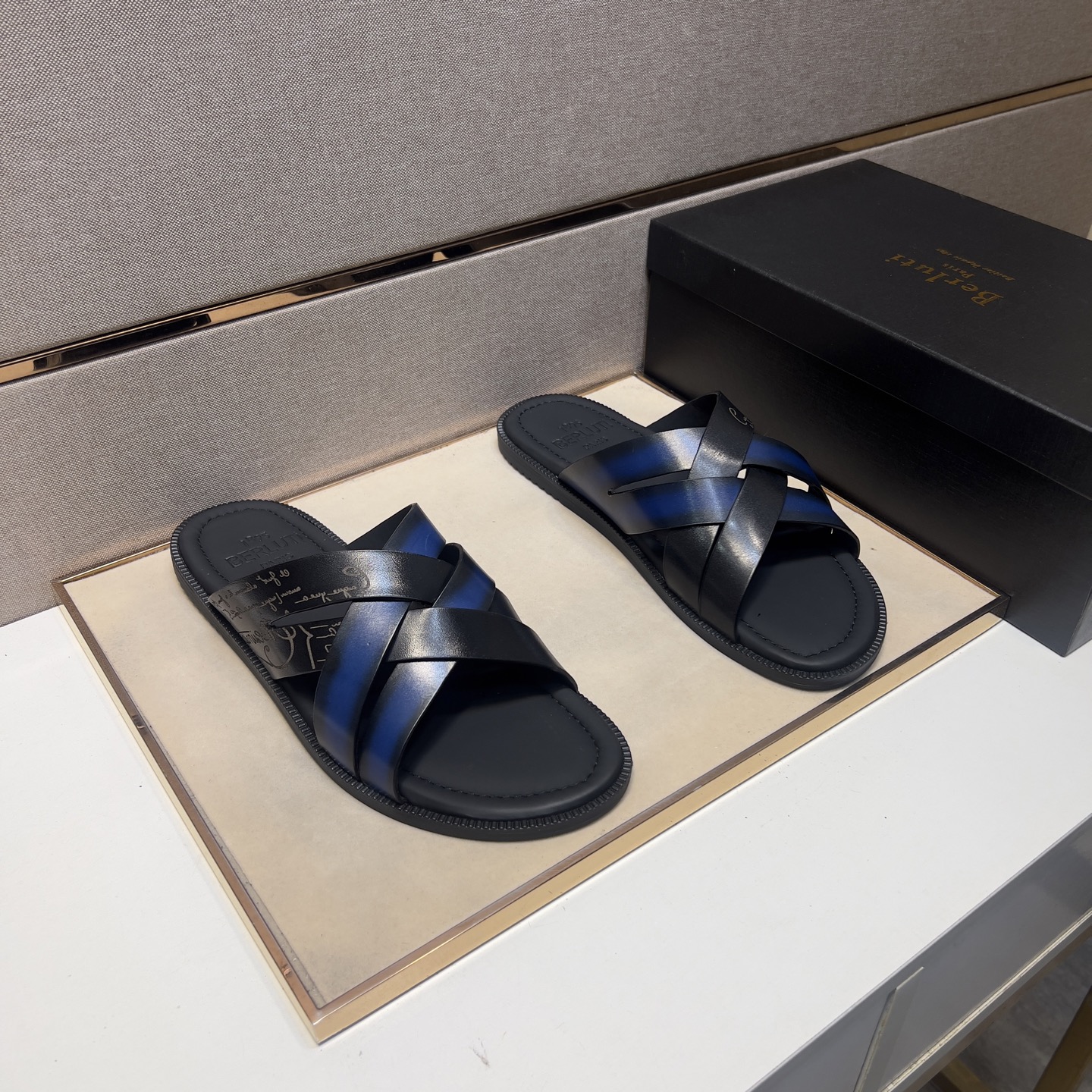 NO:284030,[Blu~] Men's casual slippers 2025z cabinet are available simultaneously. Size: 39-45# 3 color uppers are made of cowhide spliced ​​leather inner lining, comfortable and breathable, original sole comfortable and wear-resistant and non-slip sole, real-life shooting is even better, slippers, cowhide19860909【布鲁～】男士休闲拖鞋 2025z柜同步发售 码数:39-45# 3个颜色鞋面选用牛皮拼接真皮内里,舒适透气,鞋底原版舒适耐磨防滑大底,实物拍摄实物更赞,,slippers,cowhide,Men's shoes