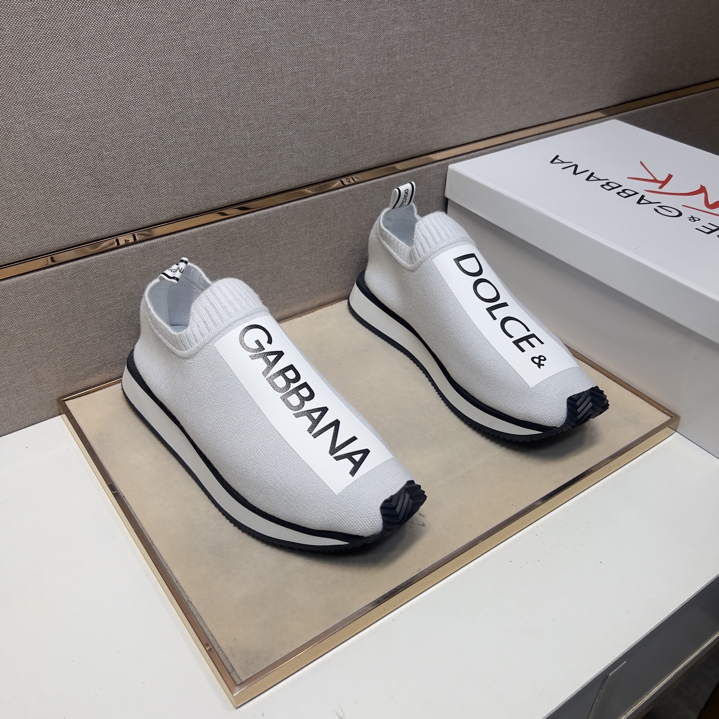 NO:284158,[DG~] Couple casual shoes are available at the same time in 2025z cabinet. Size: 35-44# 7 color uppers are made of multi-material spliced ​​mesh inner lining, comfortable and breathable, original sole is comfortable and wear-resistant and non-slip sole, and the real shot is even better, Dolce & Gabbana19860909【DG～】情侣装休闲鞋 2025z柜同步发售 码数:35-44# 7个颜色鞋面选用多材质拼接网布内里,舒适透气,鞋底原版舒适耐磨防滑大底,实物拍摄实物更赞,,Dolce&Gabbana,Men's shoes