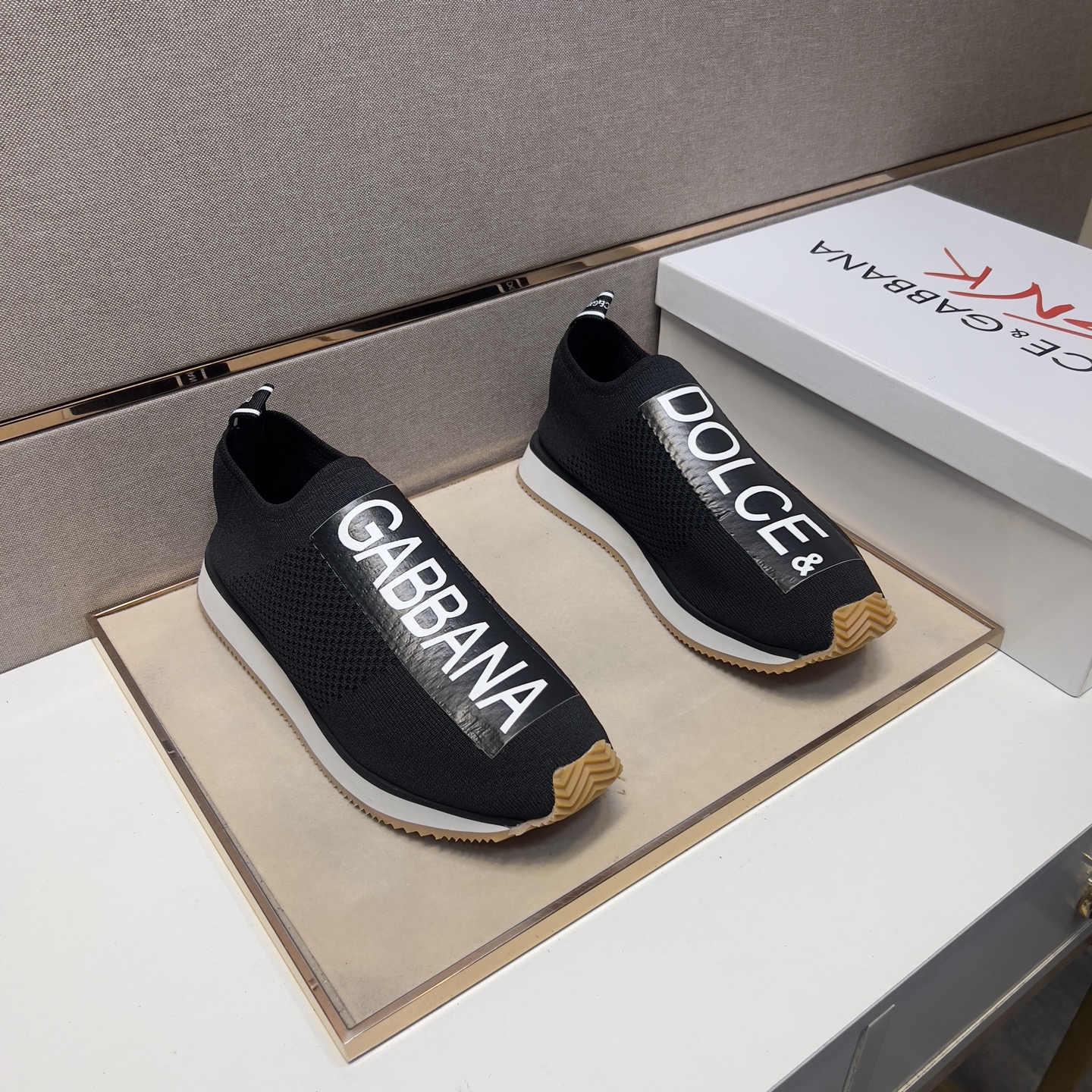 NO:284163,[DG~] Couple casual shoes, 2025z cabinets are available simultaneously. Size: 35-44# 1 color upper is made of multi-material splicing mesh inner lining, comfortable and breathable, original sole is comfortable and wear-resistant and non-slip sole, and the real thing is even better. Dolce & Gabbana is a perfect shot.19860909【DG～】情侣装休闲鞋 2025z柜同步发售 码数:35-44# 1个颜色鞋面选用多材质拼接网布内里,舒适透气,鞋底原版舒适耐磨防滑大底,实物拍摄实物更赞,,Dolce&Gabbana,Men's shoes